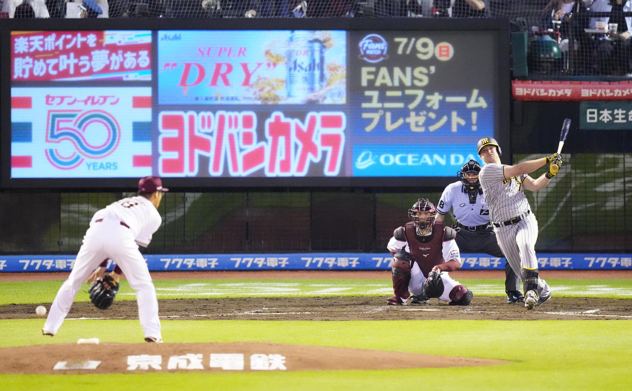 楽天対阪神　4回表阪神無死、中前打を放つノイジー。投手辛島（撮影・江口和貴）