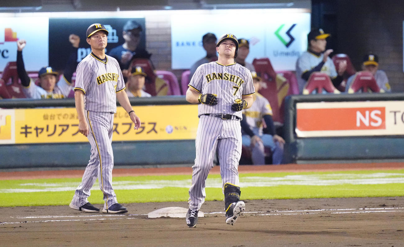 楽天対阪神　4回表阪神無死、中前打を放ったノイジー（右）（撮影・江口和貴）