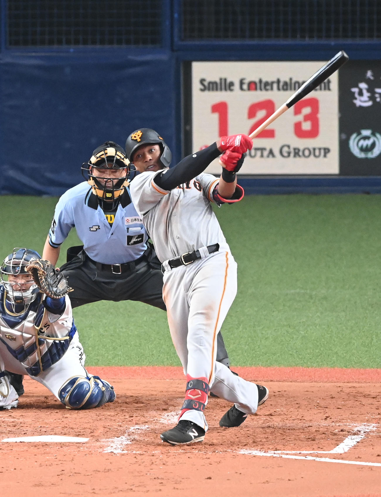 オリックス対巨人　5回表巨人2死、右越え二塁打を放つオコエ（撮影・和賀正仁）