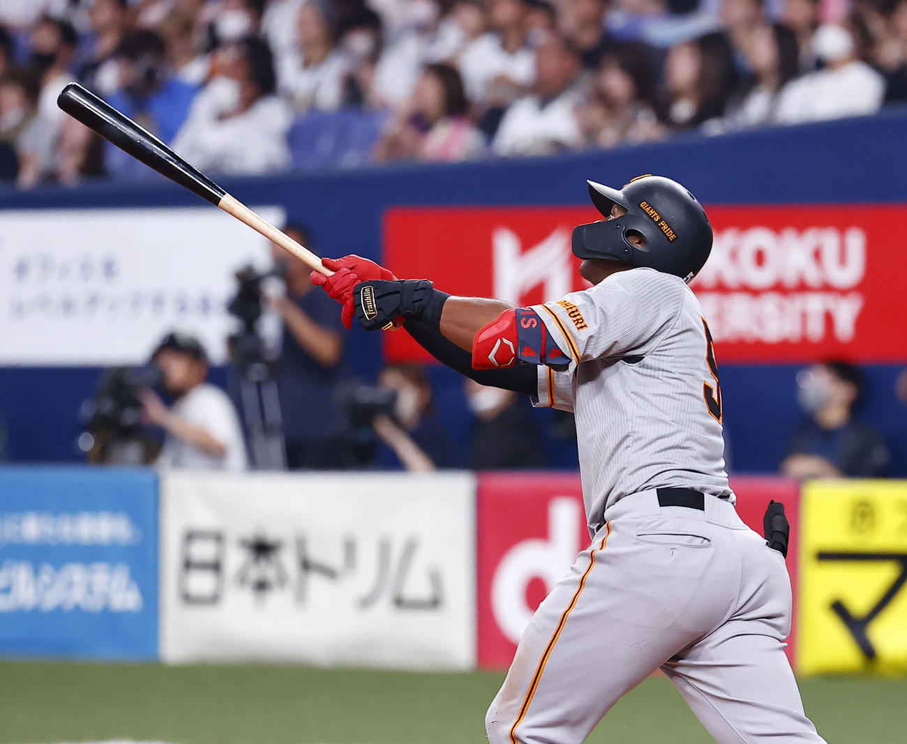 オリックス対巨人　5回表巨人2死、オコエが右中間に二塁打を放つ（撮影・藤尾明華）
