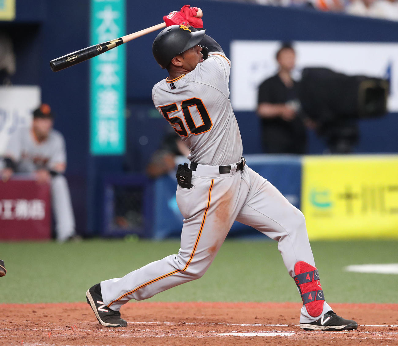 オリックス対巨人　5回表巨人2死、オコエは右越え二塁打を放つ（撮影・白石智彦）