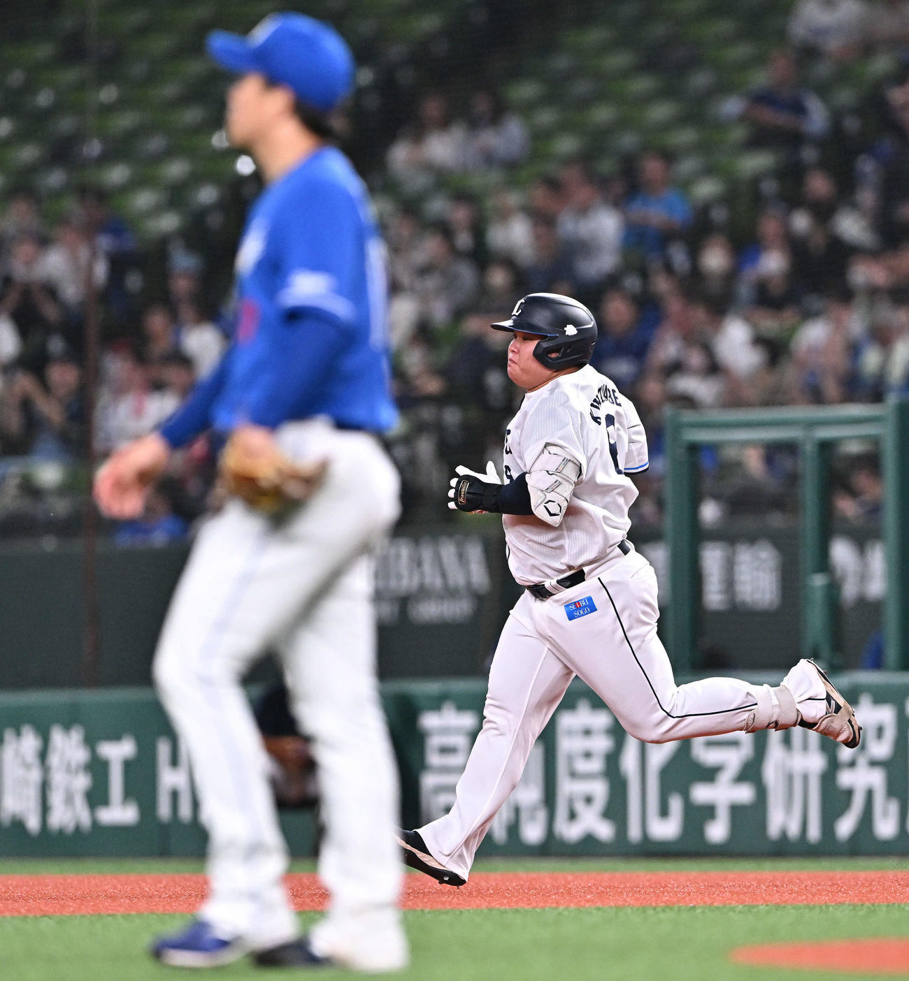 西武対中日　5回裏西武1死、渡部は左越えソロ本塁打を放ちダイヤモンドを1周する。手前は柳（撮影・滝沢徹郎）