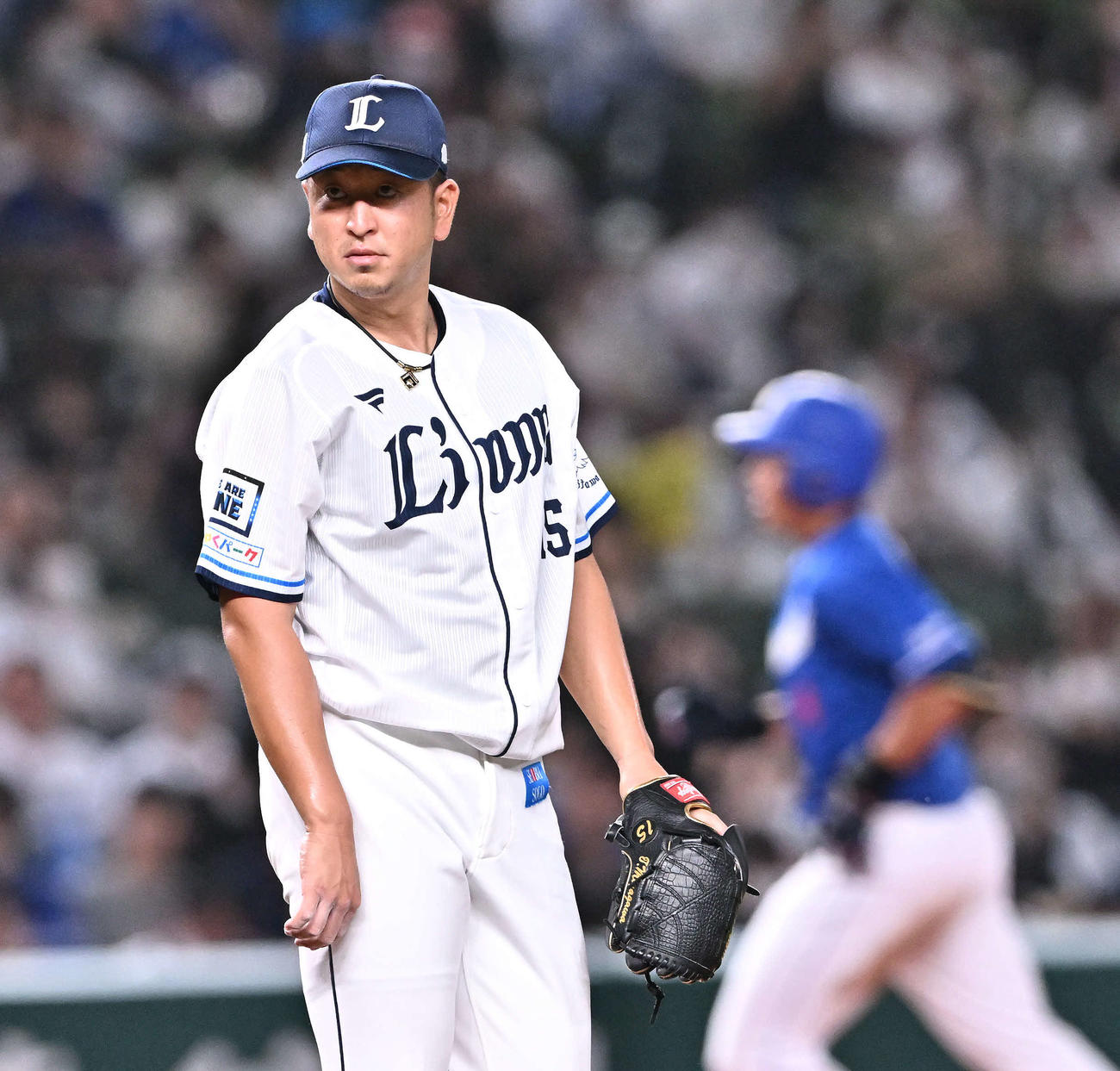 西武対中日　2回表中日1死一塁、鵜飼（後方）に2点本塁打を浴びる宮川（撮影・滝沢徹郎）