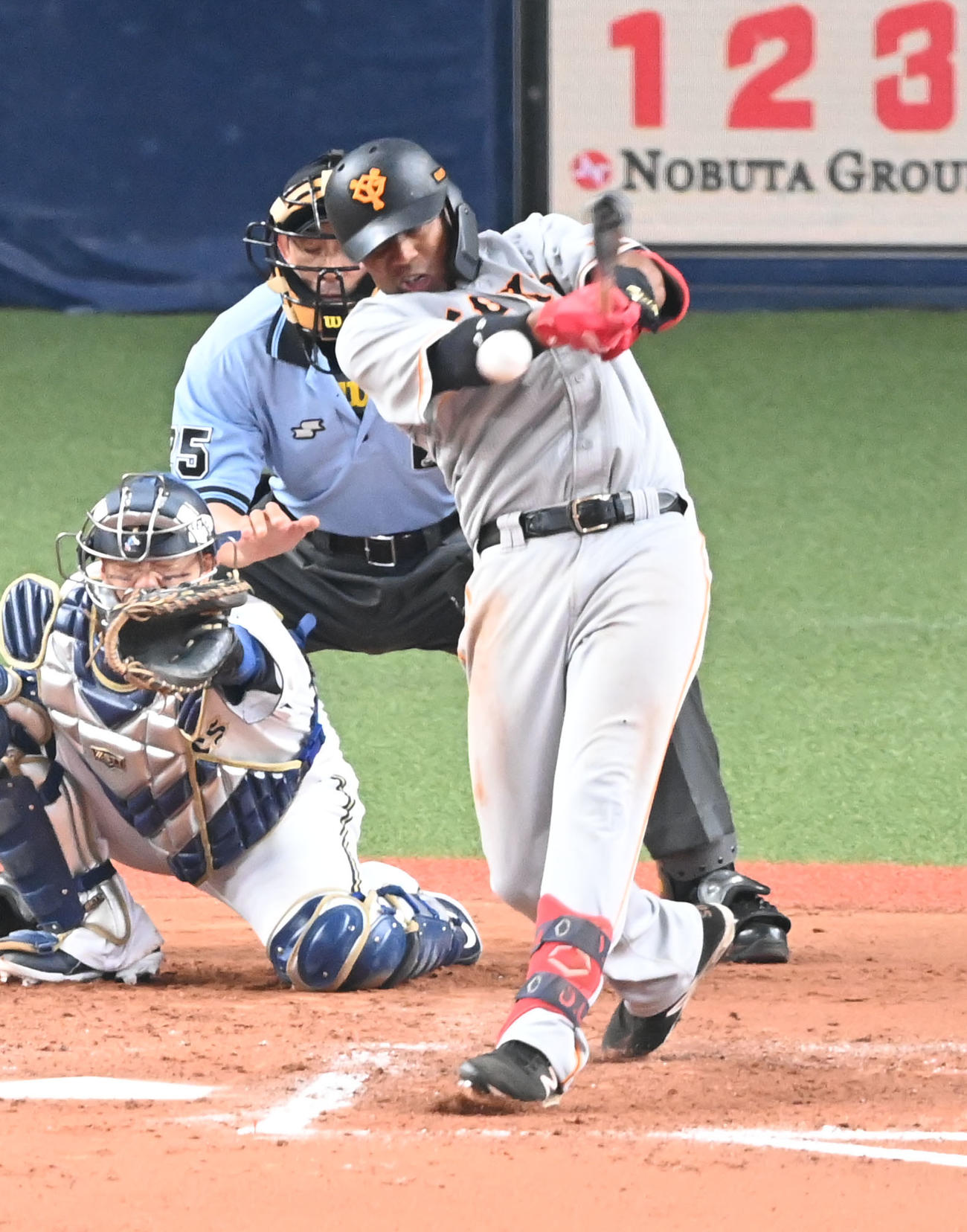 オリックス対巨人　8回表巨人無死、左前打を放つオコエ（撮影・和賀正仁）