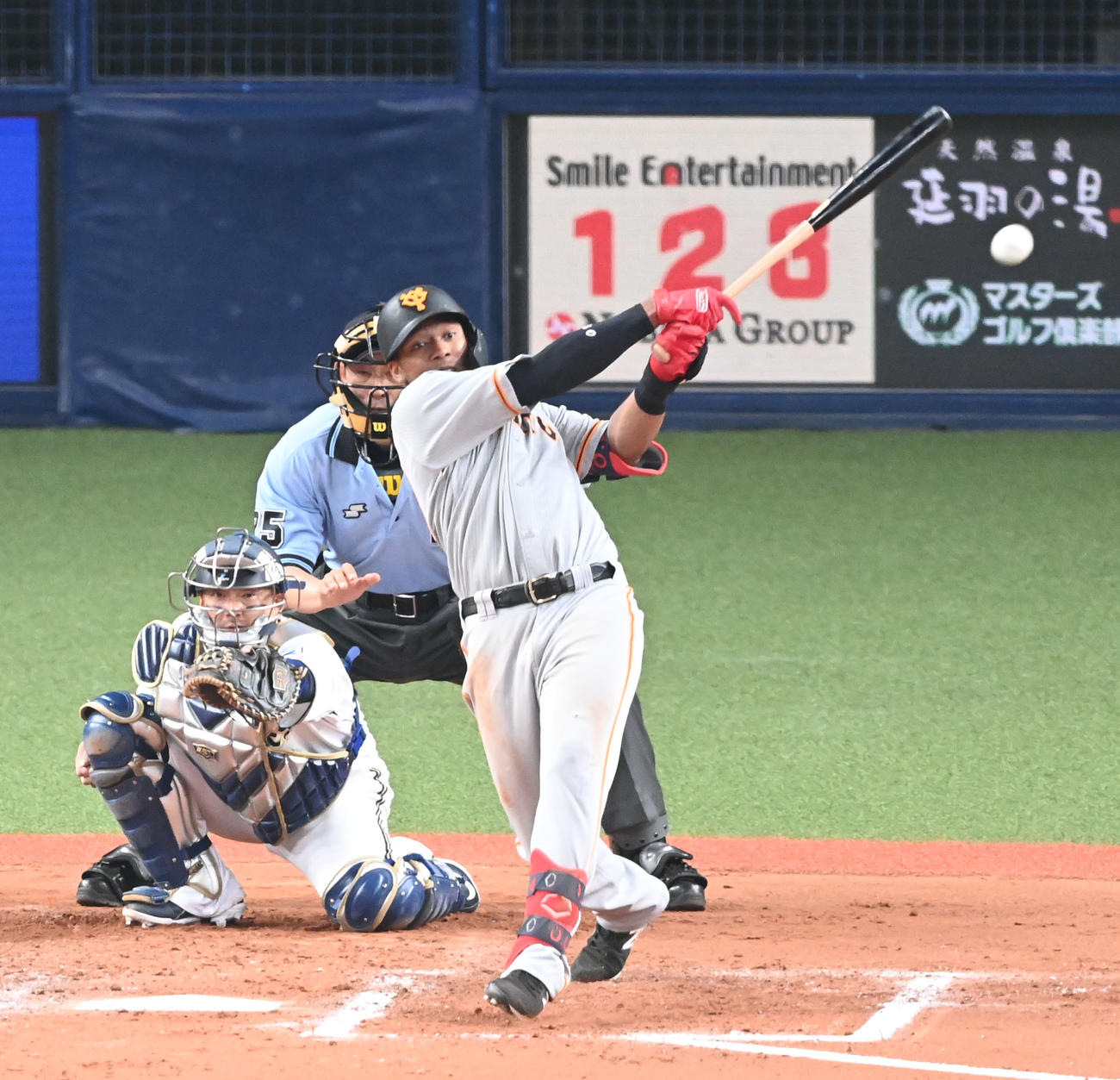 オリックス対巨人　8回表巨人無死、左前打を放つオコエ（撮影・和賀正仁）