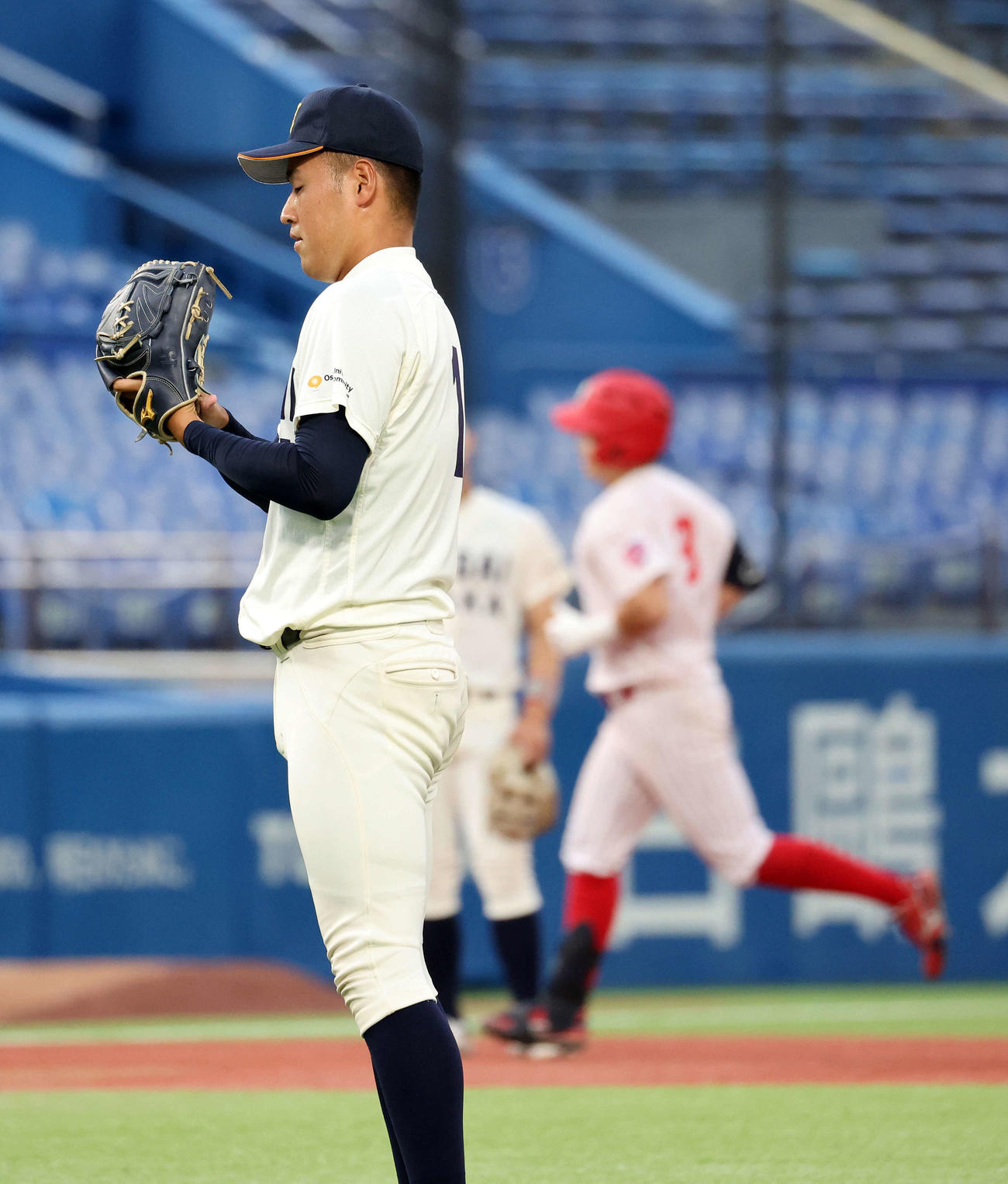 大商大対富士大　3回裏富士大2死、佐々木（右）に右越えソロ本塁打を放たれ悔しそうな表情を見せる大商大・上田（撮影・鈴木正人）