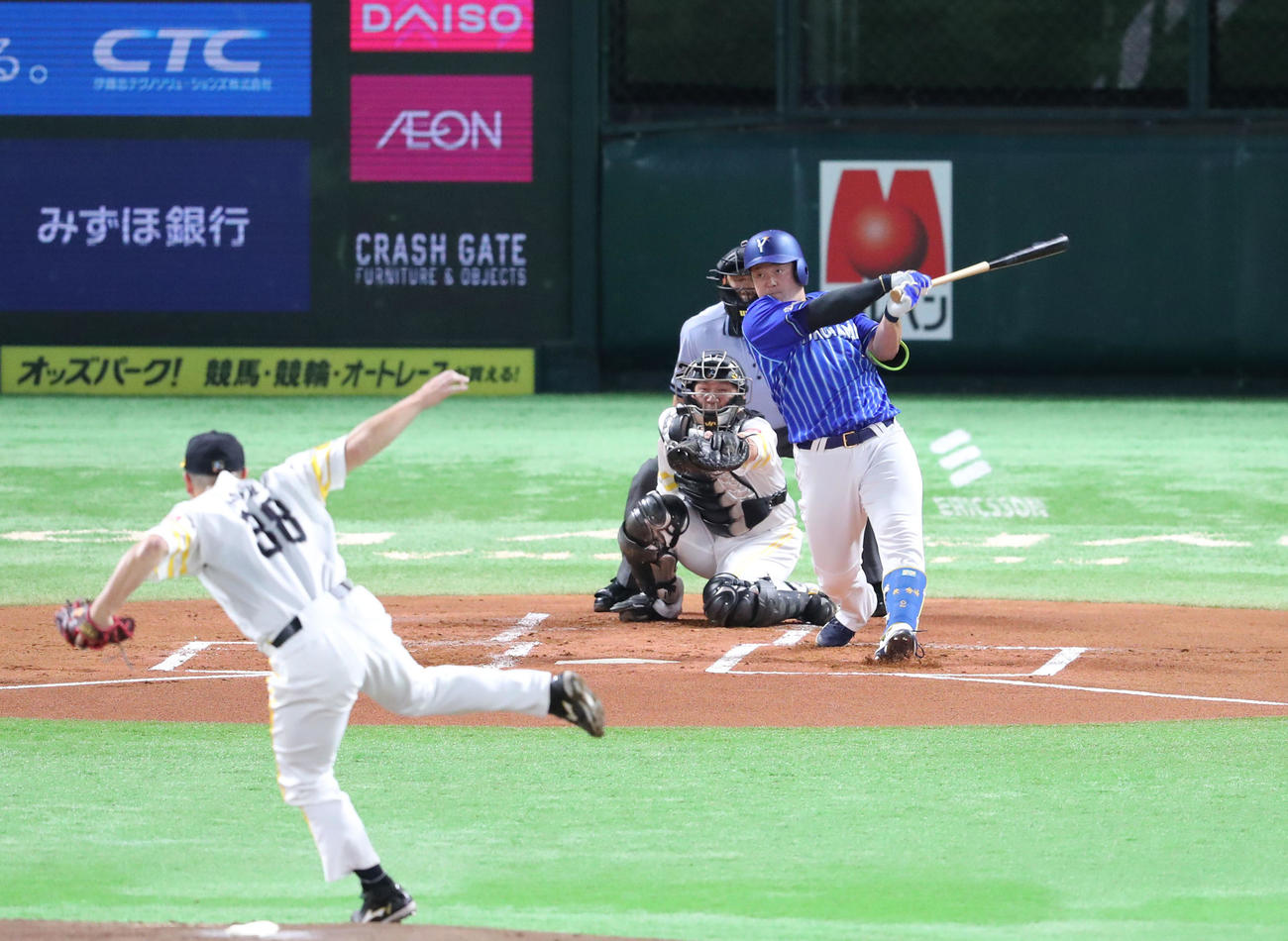 ソフトバンク対DeNA 1回表DeNA1死一、三塁、牧は右前に先制適時打を放つ（撮影・梅根麻紀）