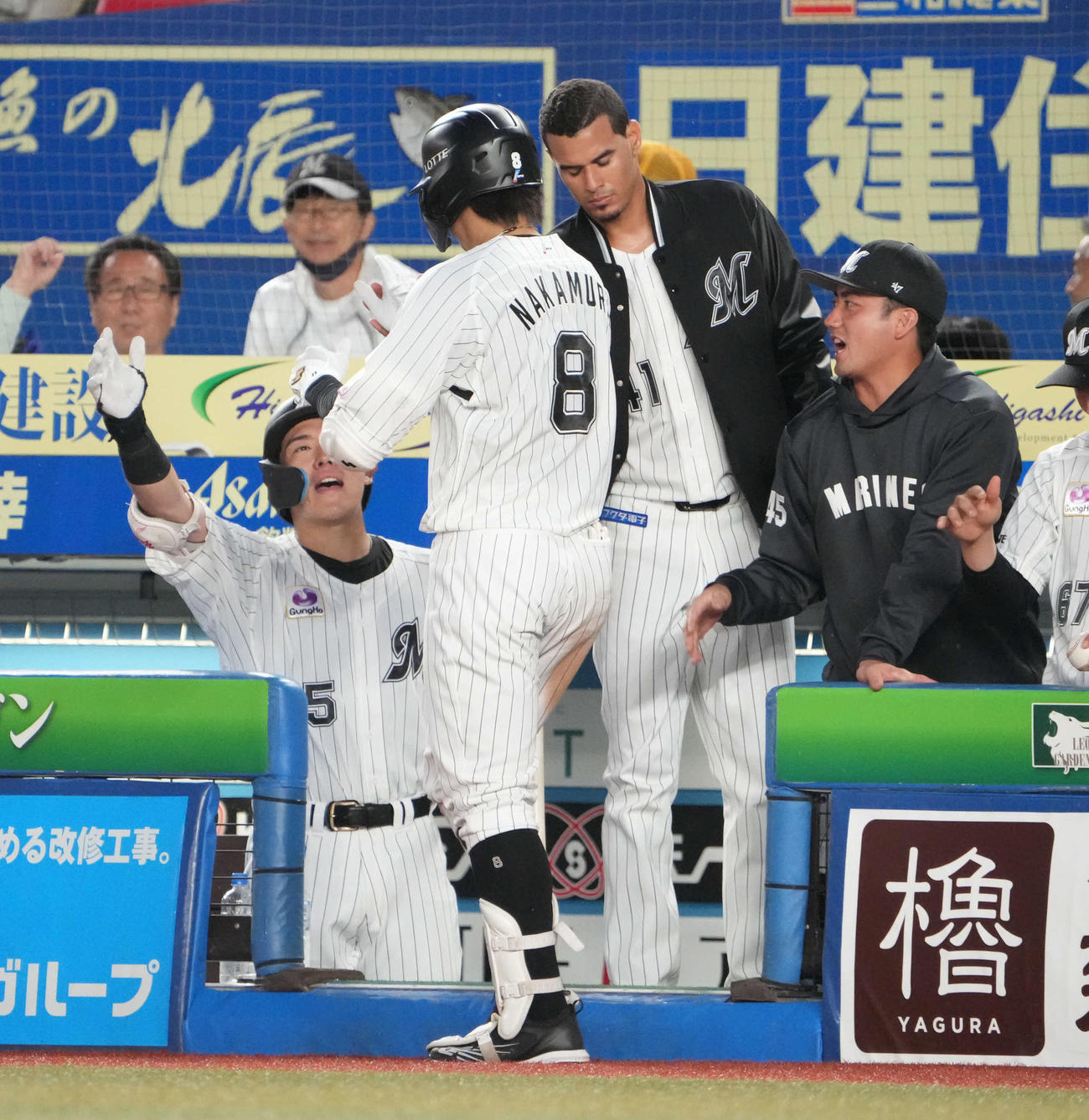 ロッテ対ヤクルト　3回裏ロッテ無死、中村奨は左越えに先制ソロ本塁打を放ち先発のカスティーヨ（中央右）らベンチのナインの祝福を受ける（撮影・小沢裕）