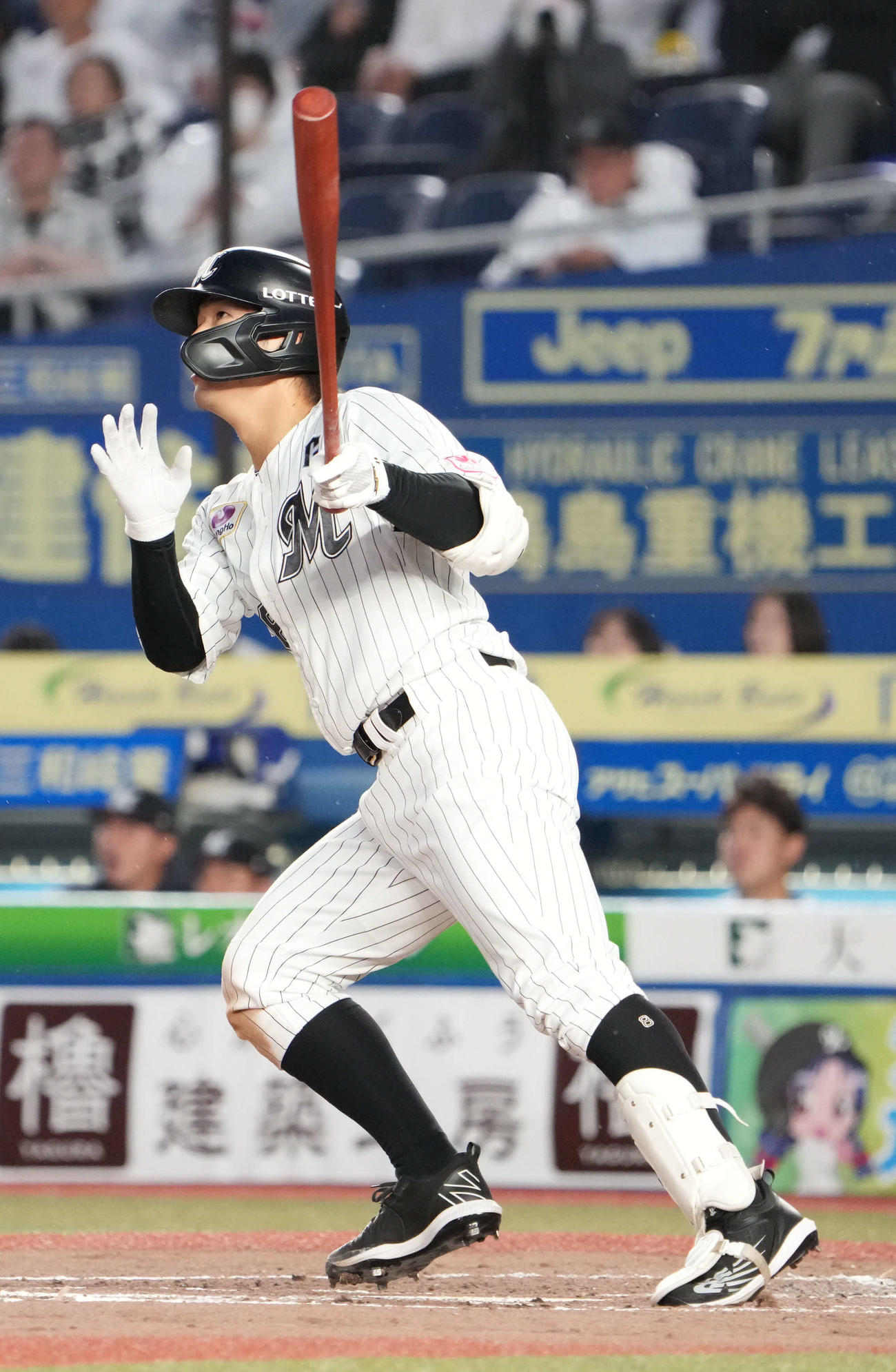 ロッテ対ヤクルト　3回裏ロッテ無死、中村奨は左越えに先制ソロ本塁打を放つ（撮影・小沢裕）