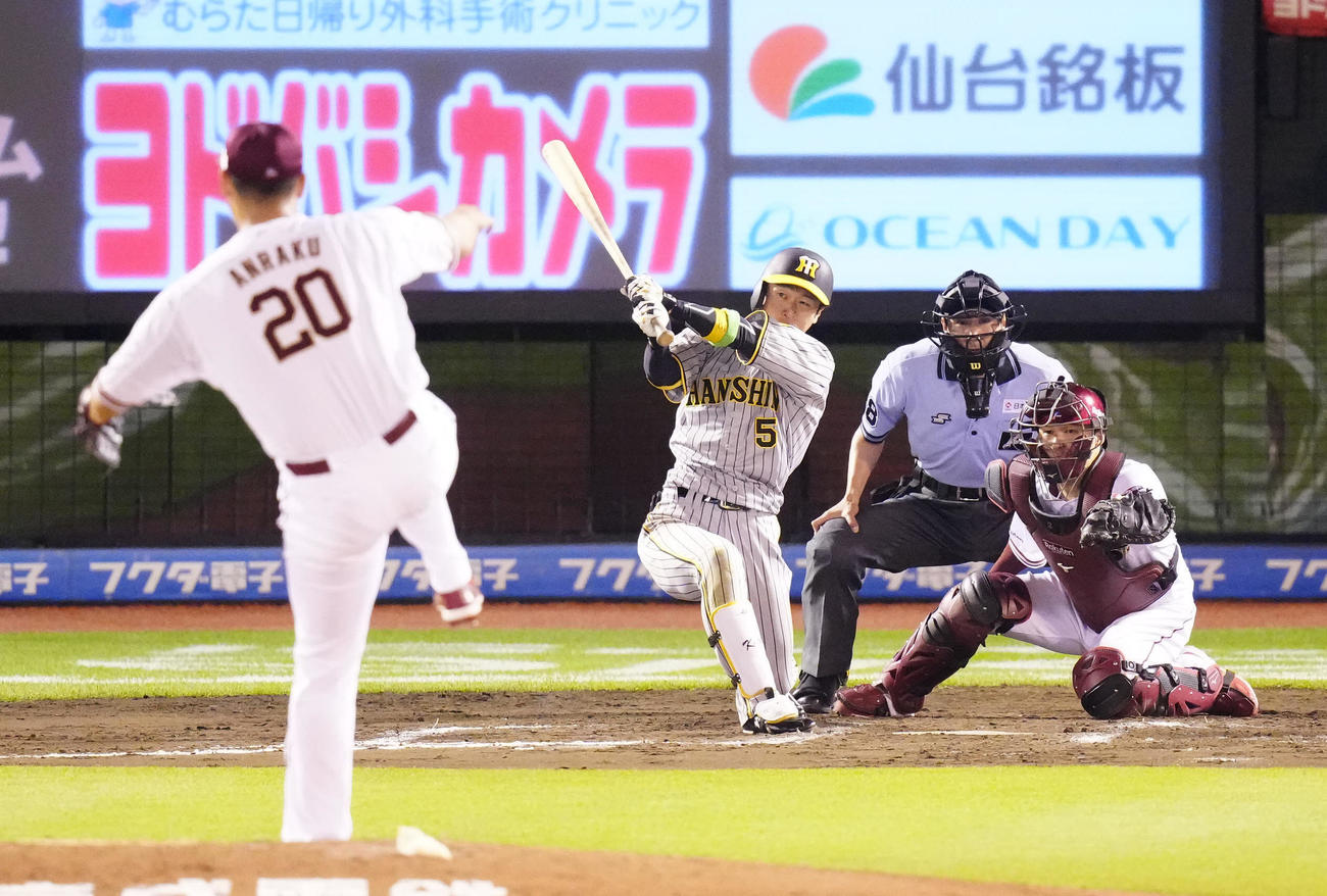 楽天対阪神　7回表阪神2死満塁、右飛に倒れる近本。投手安楽（撮影・江口和貴）
