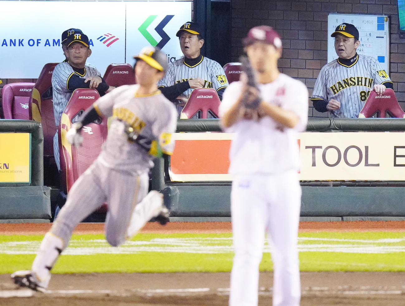 楽天対阪神　7回表阪神2死満塁、右飛となった近本（手前左）の打球の行方を見つめる岡田監督（右端）（撮影・江口和貴）