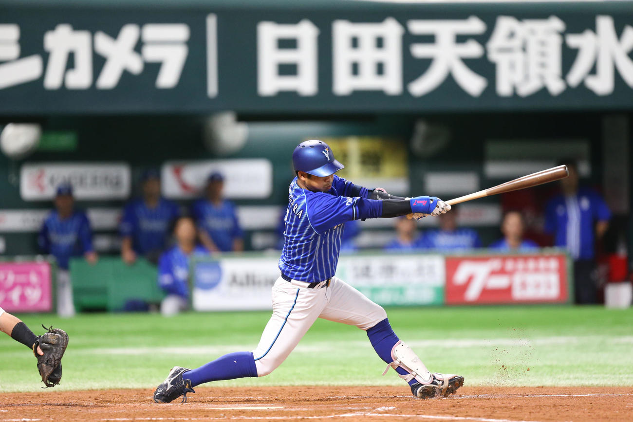 ソフトバンク対DeNA 3回表DeNA2死三塁、桑原は左前適時打を放つ（撮影・冨田成美）