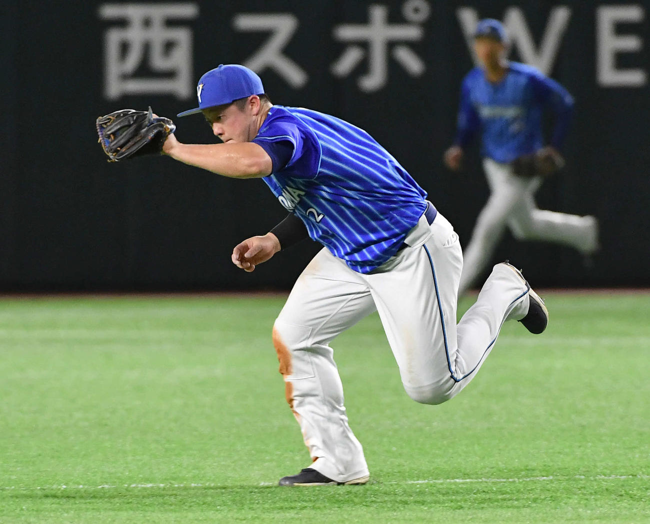 ソフトバンク対DeNA 3回裏ソフトバンク2死、今宮の二ゴロを好守する牧（撮影・岩下翔太）