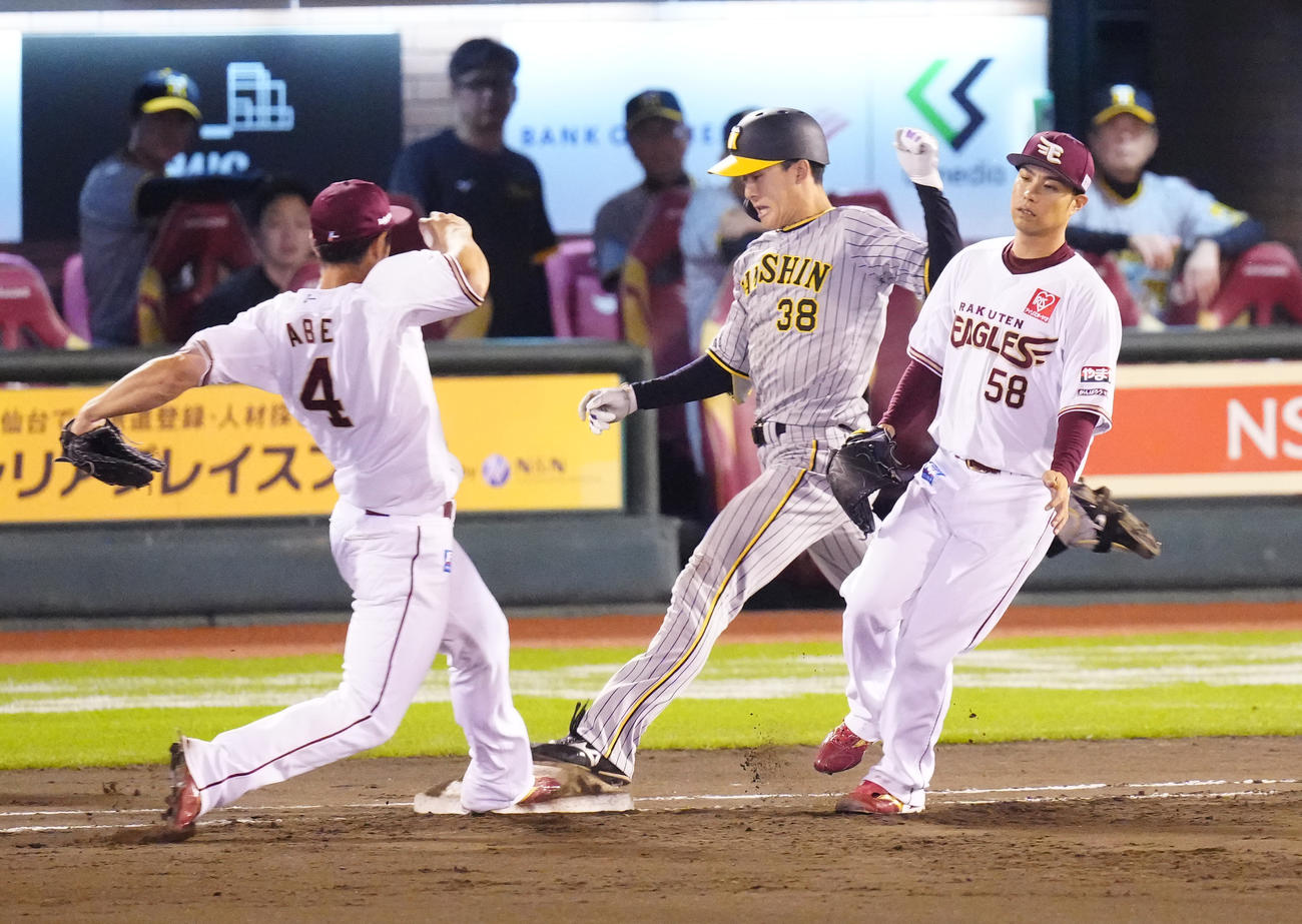 楽天対阪神　7回表阪神1死満塁、小幡（中央）の一ゴロの間に1点上げる。右は投手辛島（撮影・江口和貴）