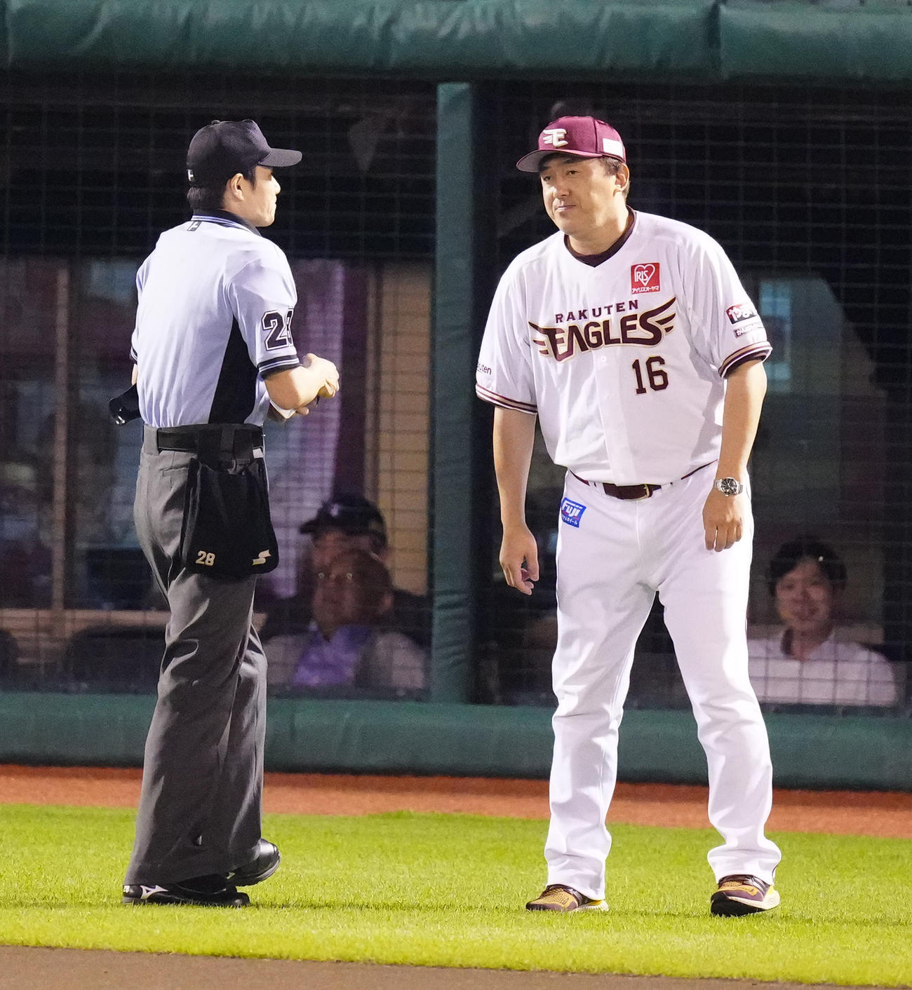 楽天対阪神　7回表、楽天先発辛島の降板を告げる石井監督（右）（撮影・江口和貴）