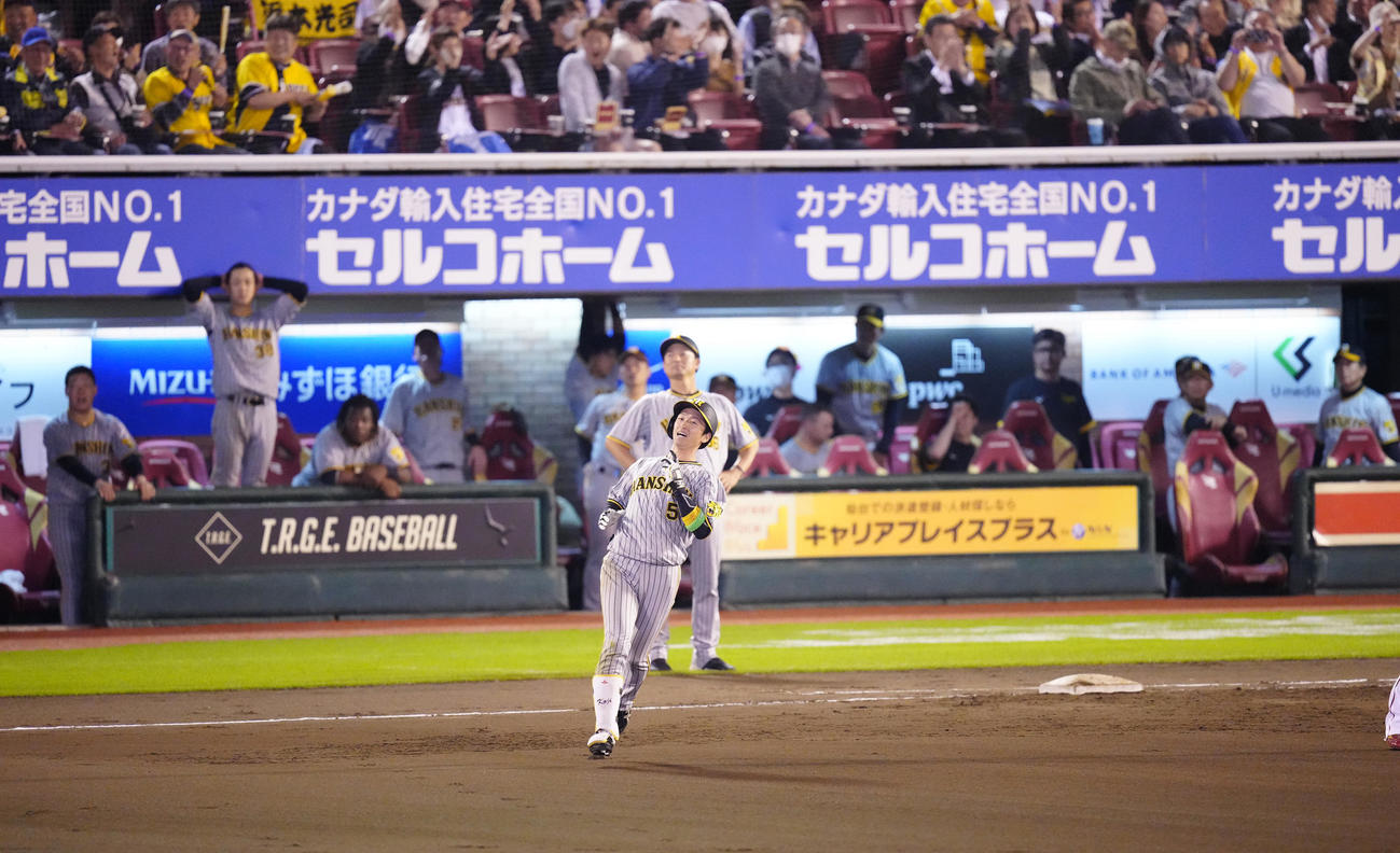 楽天対阪神　7回表阪神2死満塁、右飛に倒れた近本（撮影・江口和貴）