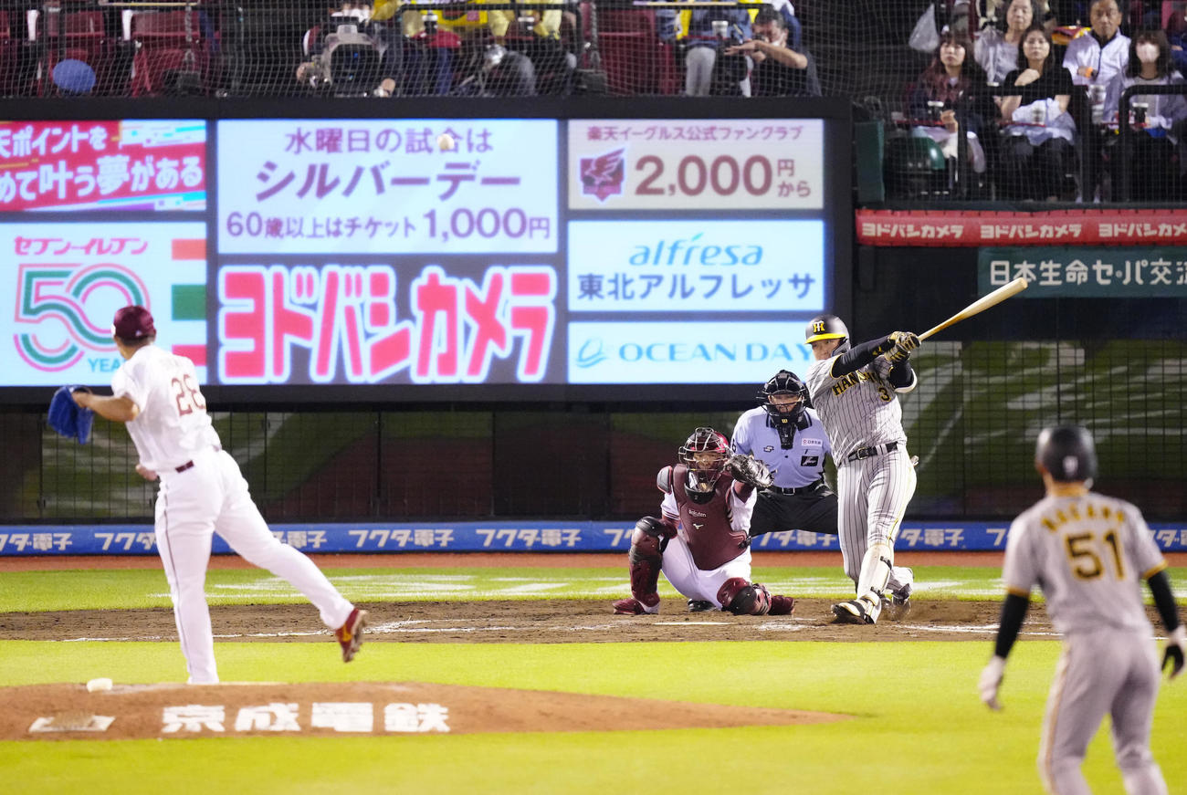 楽天対阪神　8回表阪神無死一、二塁、適時二塁打を放つ大山。投手酒居（撮影・江口和貴）