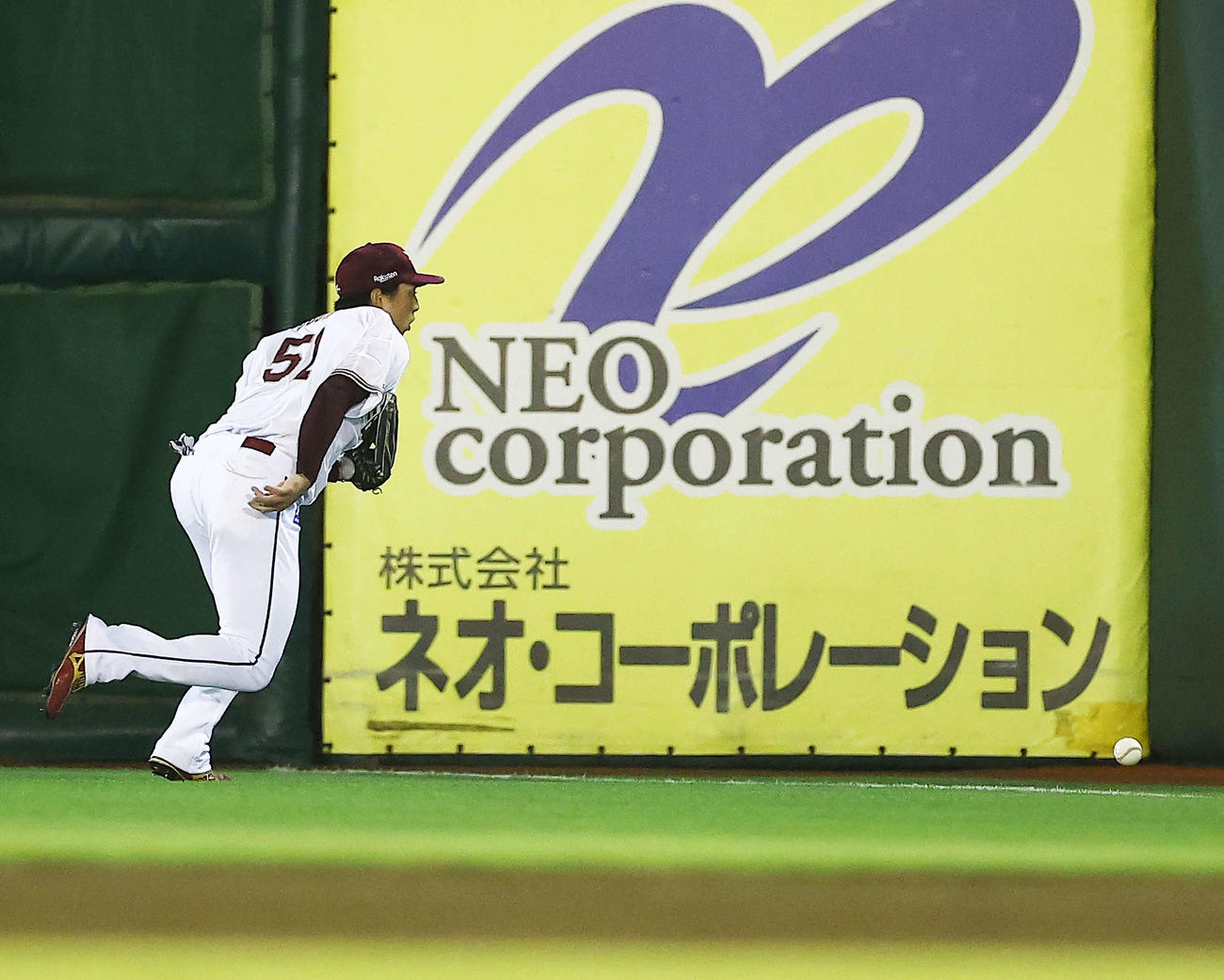 楽天対阪神　8回表阪神無死一塁、ノイジーの打球を落球し出塁を許す小郷（撮影・河田真司）