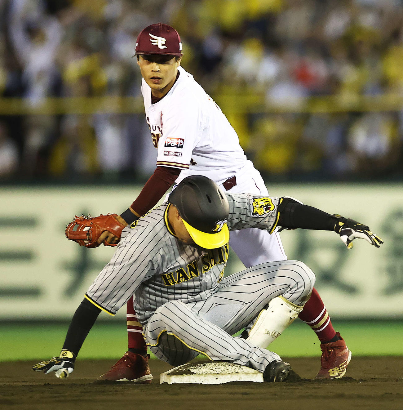 楽天対阪神　8回表阪神無死一、二塁、適時二塁打で出塁する大山（撮影・河田真司）
