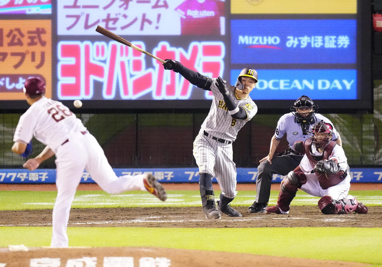 楽天対阪神　8回表阪神無死二、三塁、佐藤輝の一ゴロで1点上げる（撮影・江口和貴）
