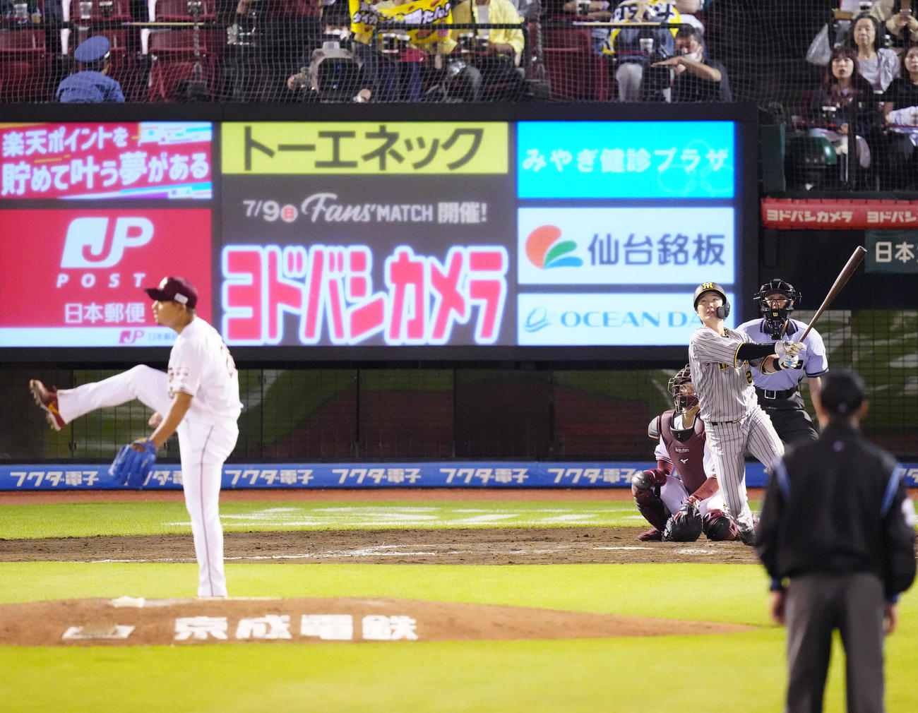 楽天対阪神　8回表阪神1死三塁、中犠飛を放つ渡辺諒。投手酒居（撮影・江口和貴）