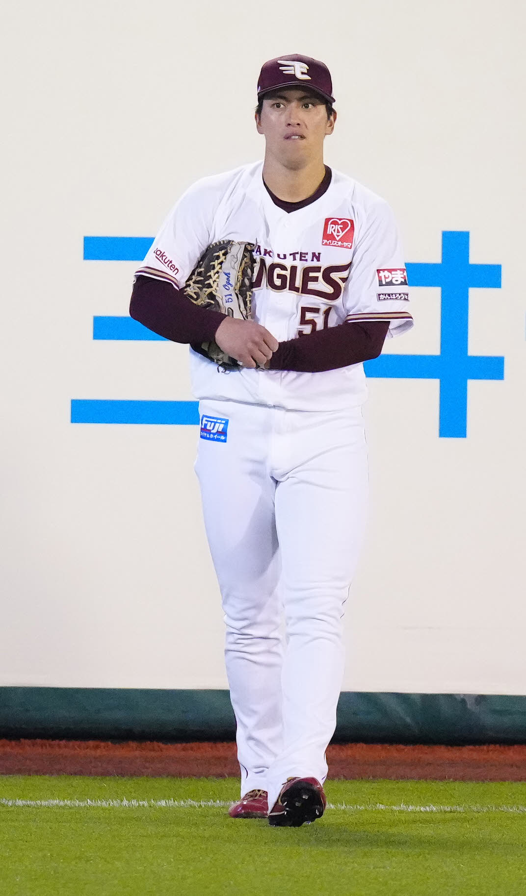 楽天対阪神　8回表阪神無死一塁、ノイジーの打球を落球し、厳しい表情を見せる右翼手小郷（撮影・江口和貴）
