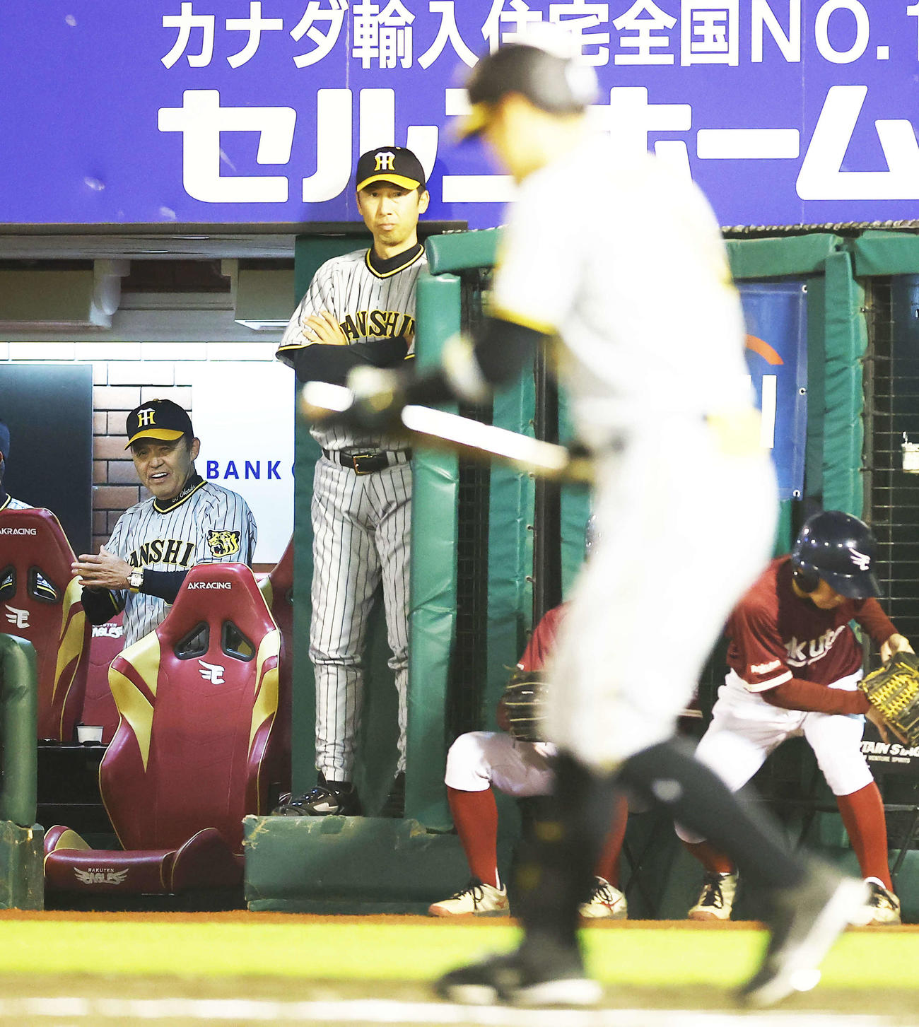 楽天対阪神　7回表阪神無死一塁、佐藤輝が四球を選び手をたたく岡田監督（左）（撮影・河田真司）