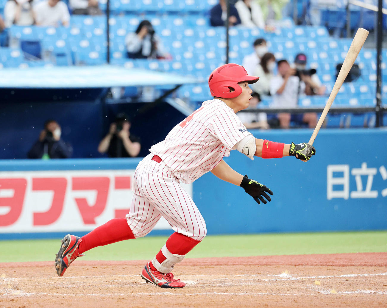 大商大対富士大　2回裏富士大1死満塁、渡辺陸は右前適時打を放つ（撮影・鈴木正人）