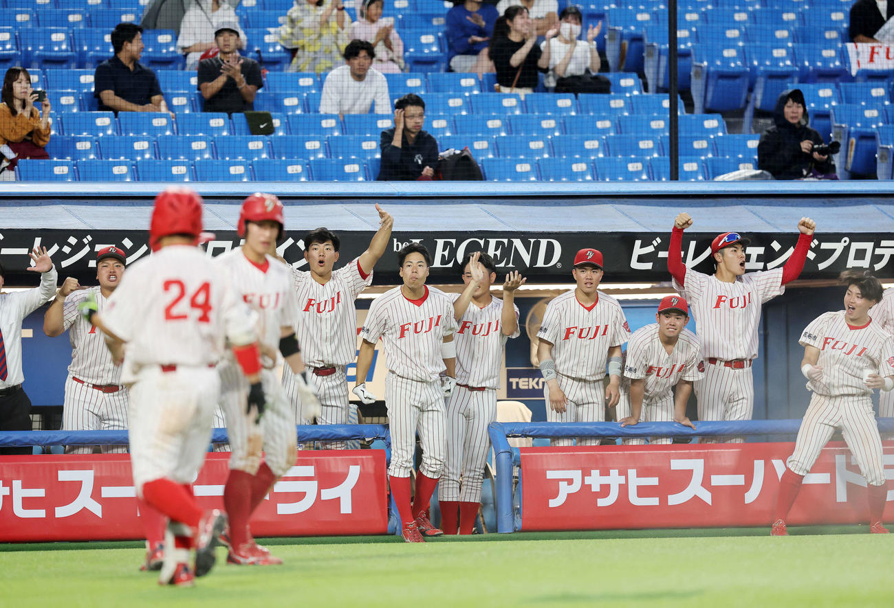 大商大対富士大　8回裏、得点をあげ喜ぶ選手たち（撮影・鈴木正人）
