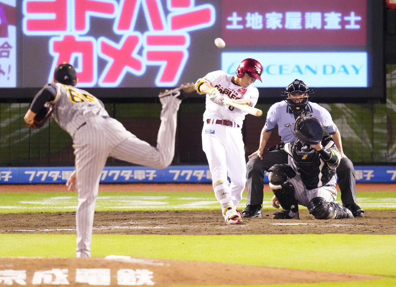 楽天対阪神　9回裏楽天2死一、二塁、サヨナラ3点本塁打を放つ小深田。投手湯浅（撮影・江口和貴）