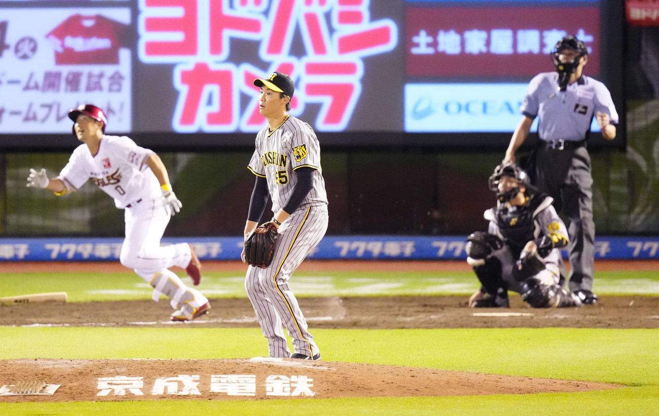楽天対阪神　9回裏楽天2死一、二塁、小深田（左）にサヨナラ3点本塁打を浴びる湯浅（撮影・江口和貴）