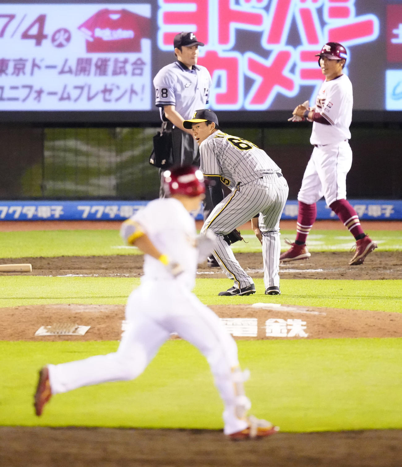 楽天対阪神　9回裏楽天2死一、二塁、小深田（手前）にサヨナラ3点本塁打を浴びる湯浅（撮影・江口和貴）
