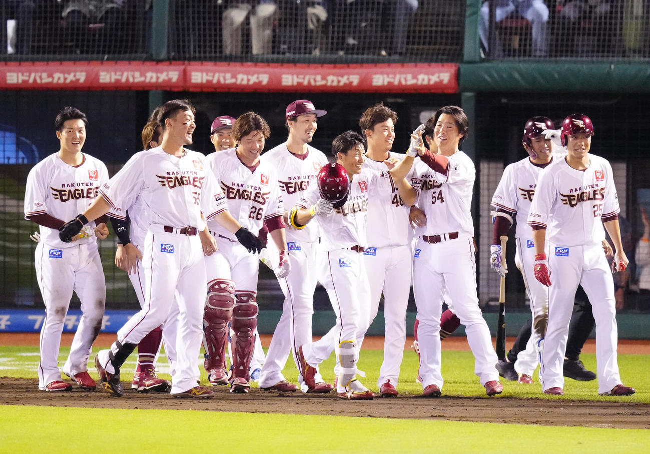 楽天対阪神　9回裏楽天2死一、二塁、サヨナラ3点本塁打を放ち、チームメートから祝福を受ける小深田（中央）。右から2人目は涙を流す小郷（撮影・江口和貴）