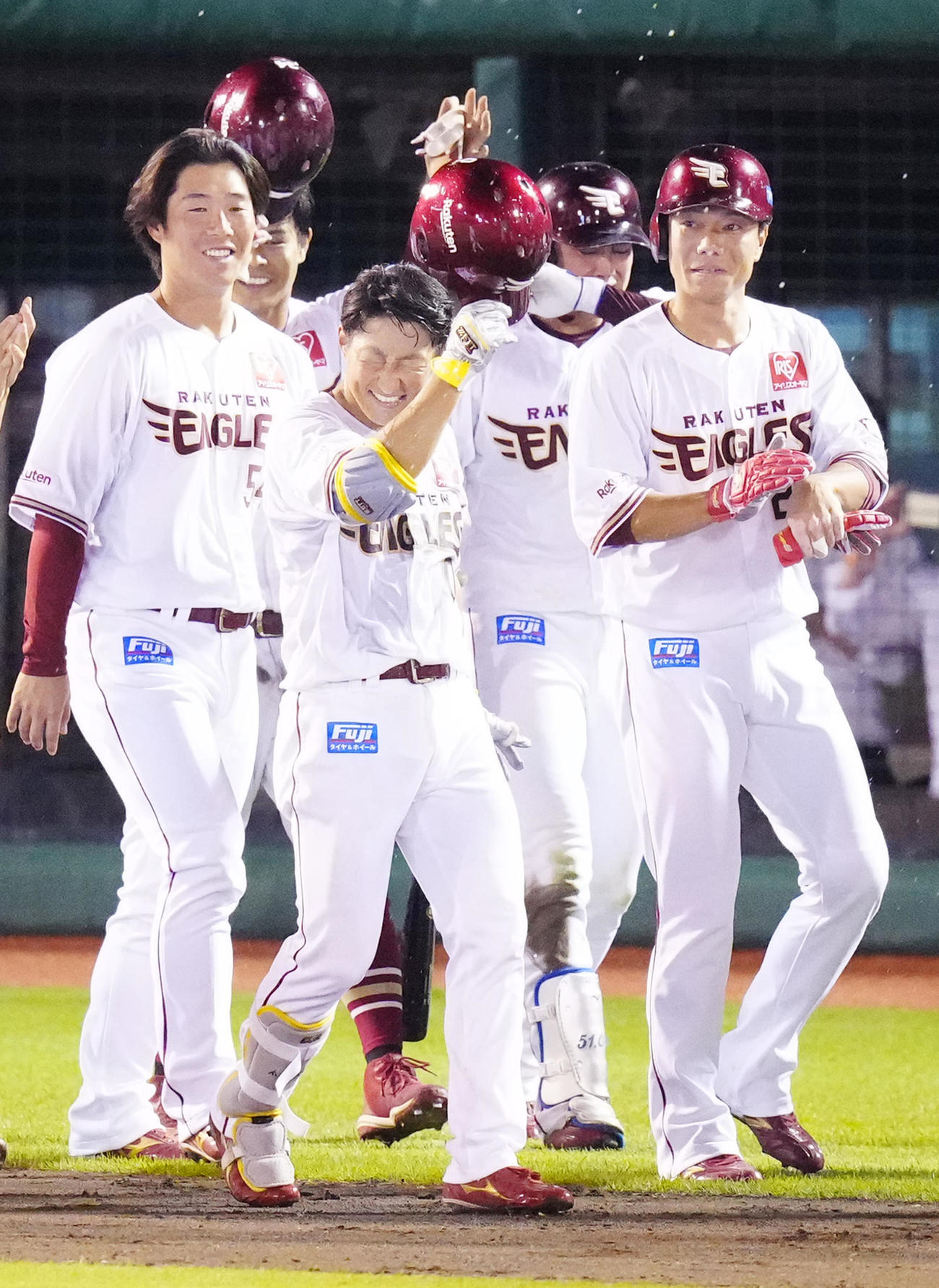 楽天対阪神　9回裏楽天2死一、二塁、サヨナラ3点本塁打を放ち、チームメートから祝福を受ける小深田（中央左）。同右は涙を流す小郷（撮影・江口和貴）