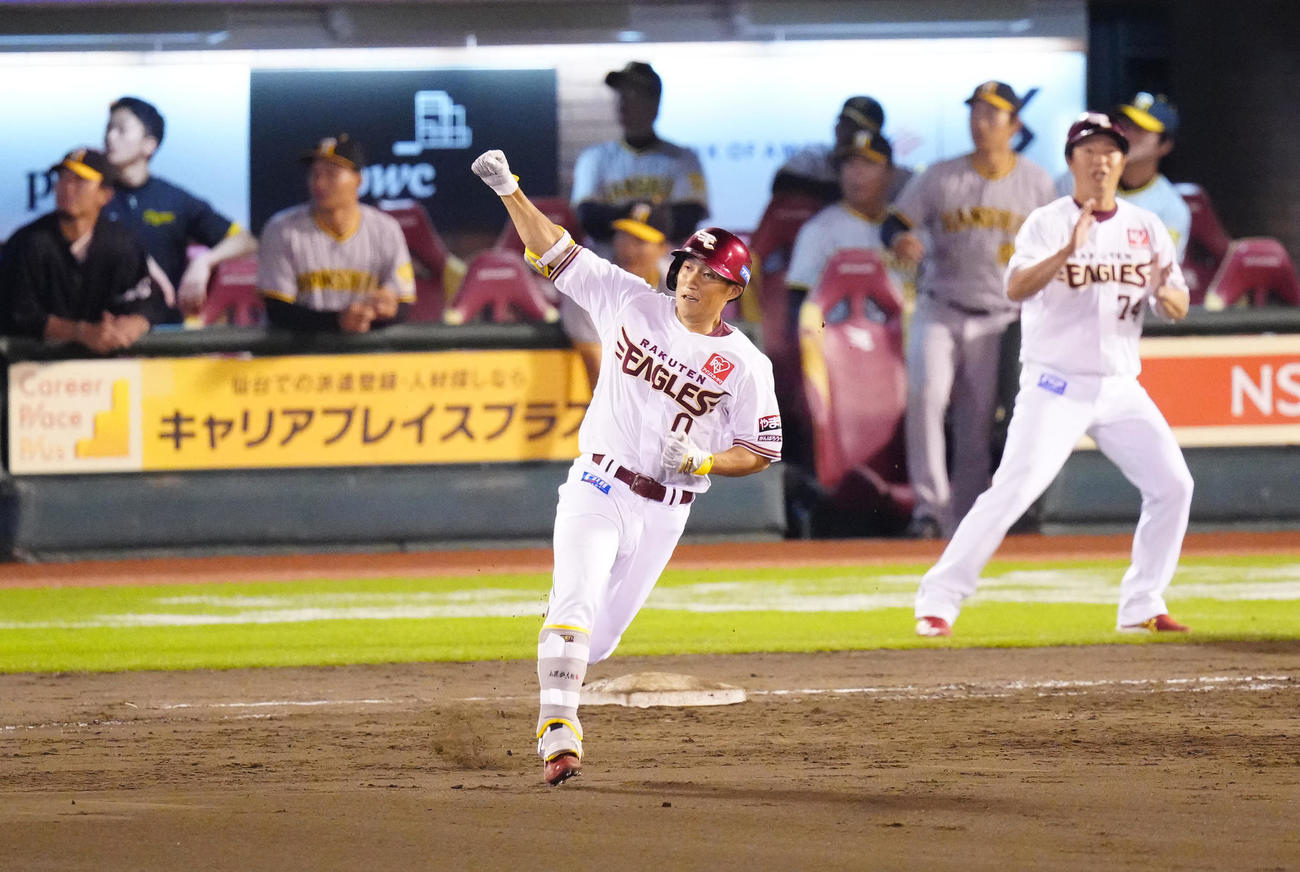 楽天対阪神　9回裏楽天2死一、二塁、サヨナラ3点本塁打を放ち、ガッツポーズを見せる小深田（撮影・江口和貴）