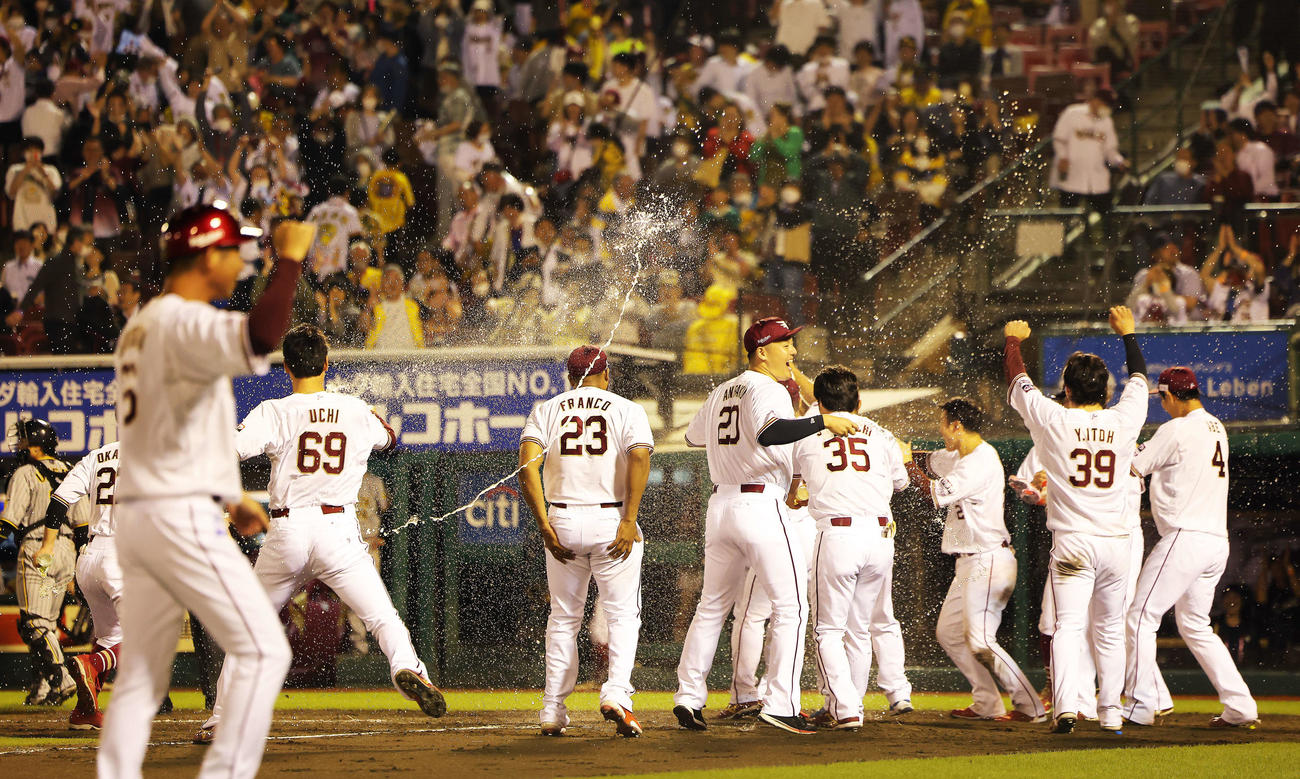 楽天対阪神　9回裏楽天2死一二塁、右越えにサヨナラ3点本塁打を放ち生還する小深田を迎えるチームメート（撮影・河田真司）