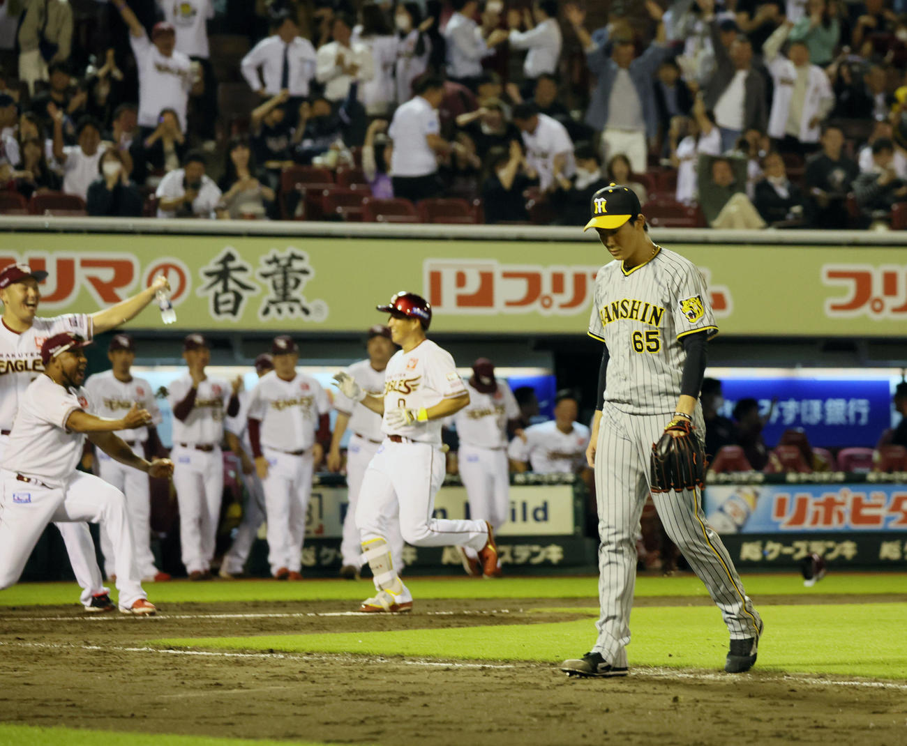 楽天対阪神　9回裏楽天2死一、二塁、湯浅は小深田に右越え3点サヨナラ本塁打を浴びベンチへ引き揚げる（撮影・加藤哉）