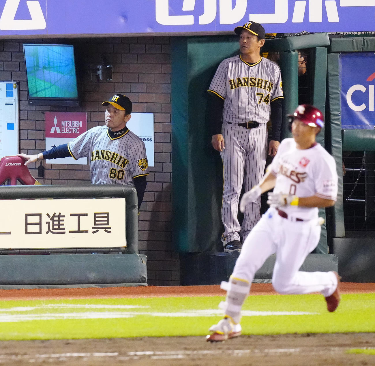 楽天対阪神　9回裏楽天2死一、二塁、湯浅が小深田（手前）にサヨナラ3点本塁打を浴び、ベンチで厳しい表情の岡田監督（左）（撮影・江口和貴）