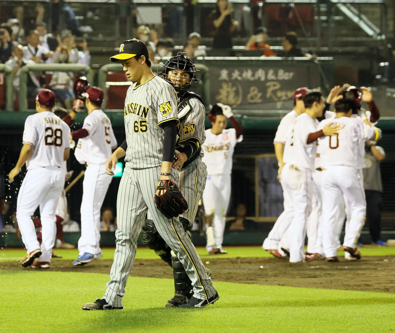楽天対阪神　9回裏楽天2死一、二塁、湯浅は小深田に右越え3点サヨナラ本塁打を浴びベンチへ引き揚げる。右は梅野（撮影・加藤哉）
