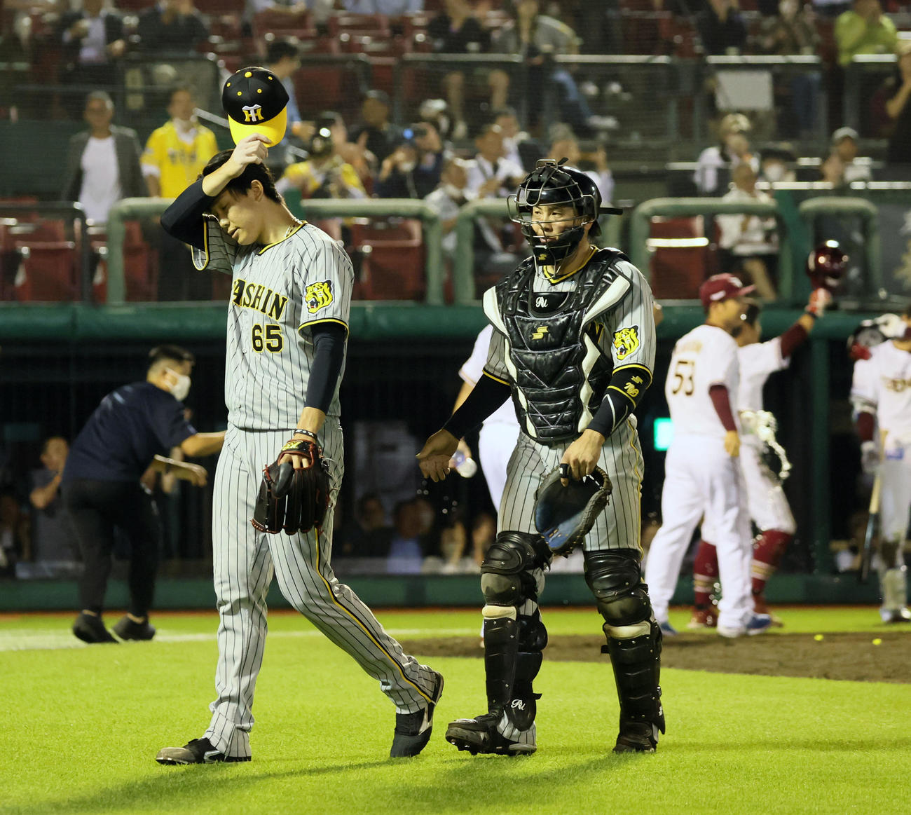 楽天対阪神　9回裏楽天2死一、二塁、湯浅は小深田に右越え3点サヨナラ本塁打を浴びベンチへ引き揚げる。右は梅野（撮影・加藤哉）