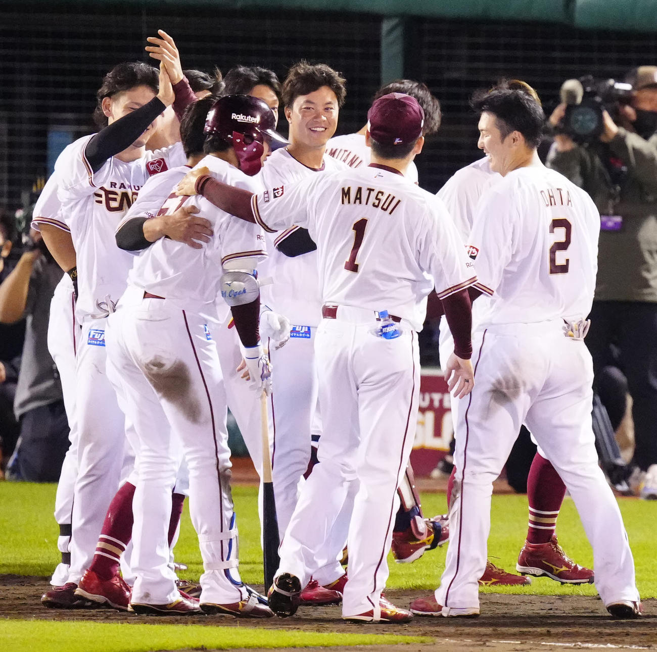 楽天対阪神　試合後、涙を流し、楽天のチームメートから手を添えられる小郷（手前左）（撮影・江口和貴）