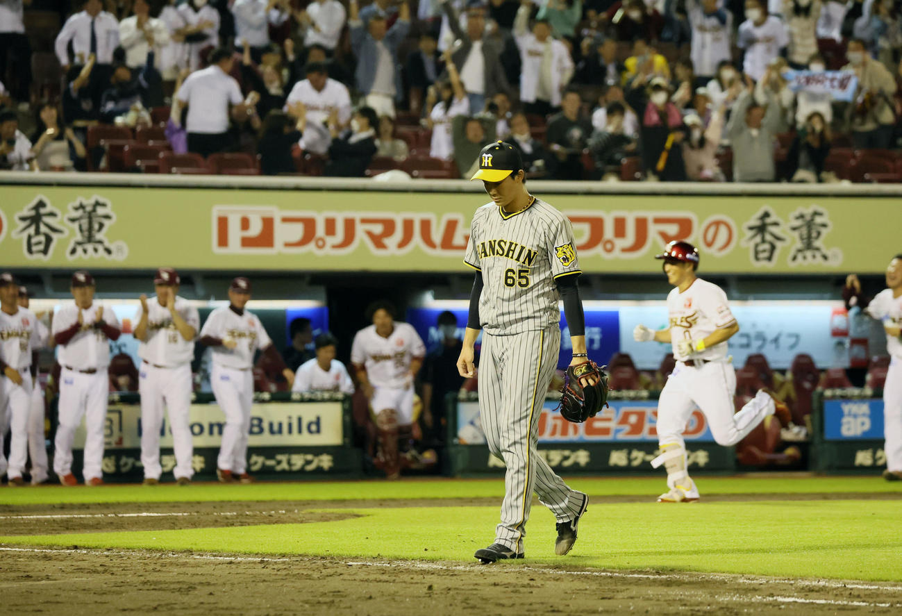 楽天対阪神　9回裏楽天2死一、二塁、湯浅は小深田に右越え3点サヨナラ本塁打を浴びベンチへ引き揚げる（撮影・加藤哉）