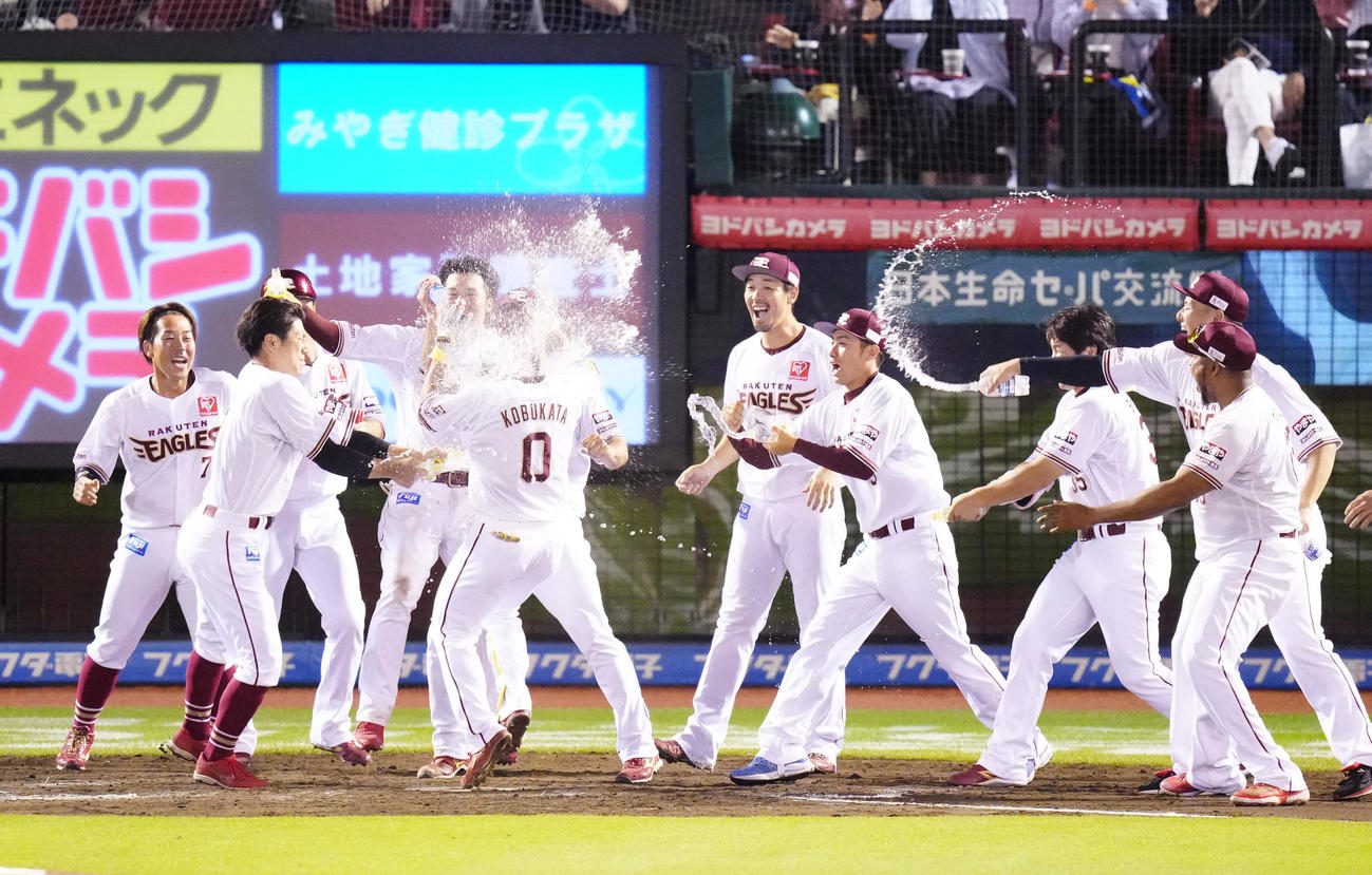 楽天対阪神　9回裏楽天2死一、二塁、サヨナラ3点本塁打を放った小深田（手前左から2人目）を祝福する選手たち（撮影・江口和貴）