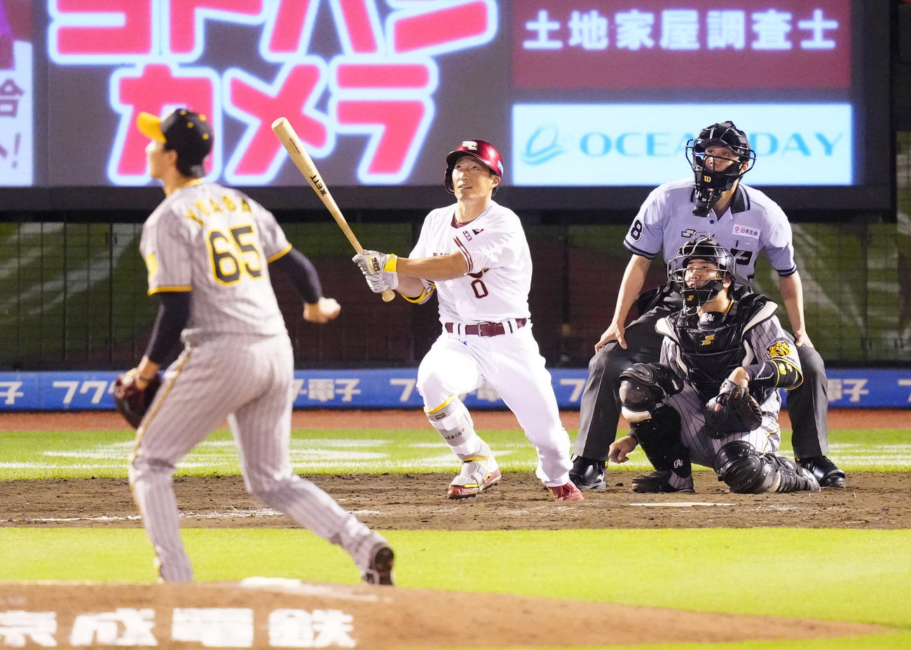 楽天対阪神　9回裏楽天2死一、二塁、サヨナラ3点本塁打を放つ小深田。投手湯浅（撮影・江口和貴）