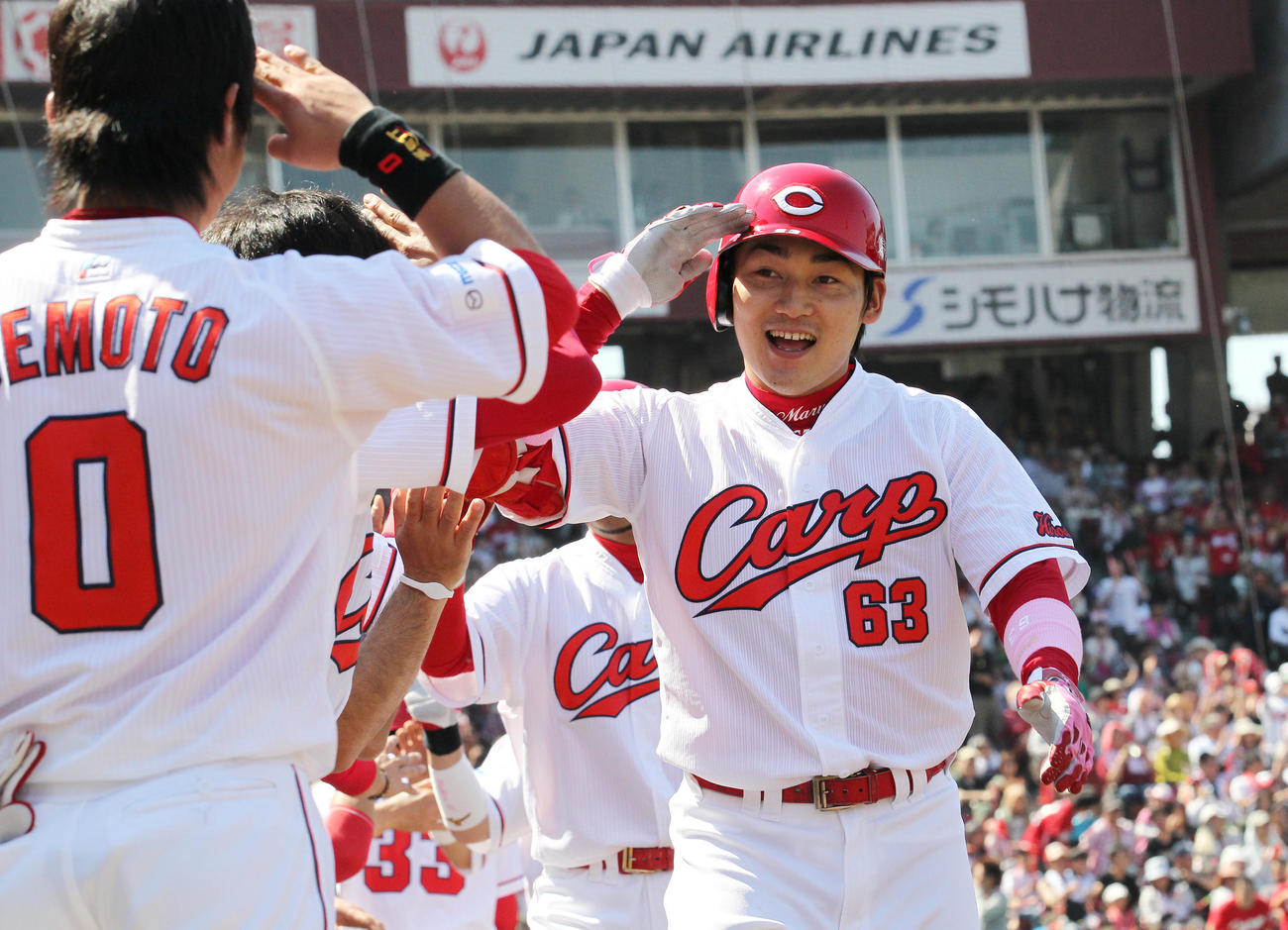 13年5月12日、中日戦の4回に代打満塁弾を放った広島丸佳浩はベンチ前で敬礼ポーズ