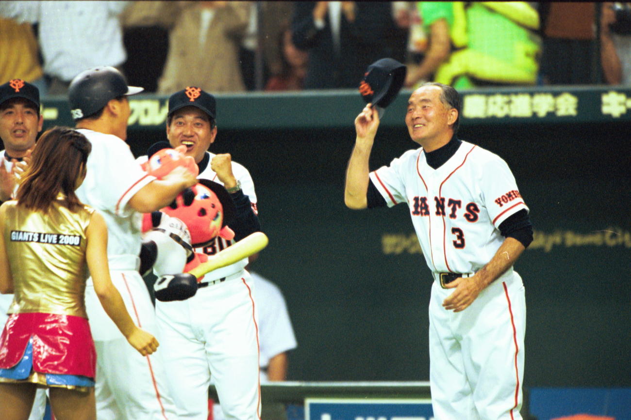 00年5月、代打満塁弾を放った江藤智を最敬礼で出迎える長嶋茂雄監督