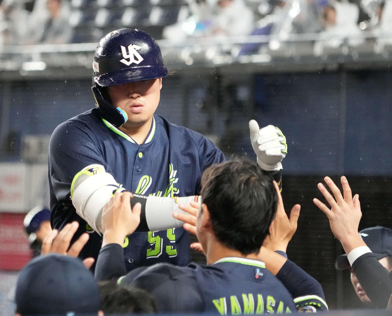 ロッテ対ヤクルト　9回表ヤクルト2死二塁、村上は右越えに2点本塁打を放ちベンチのナインの祝福を受ける（撮影・小沢裕）