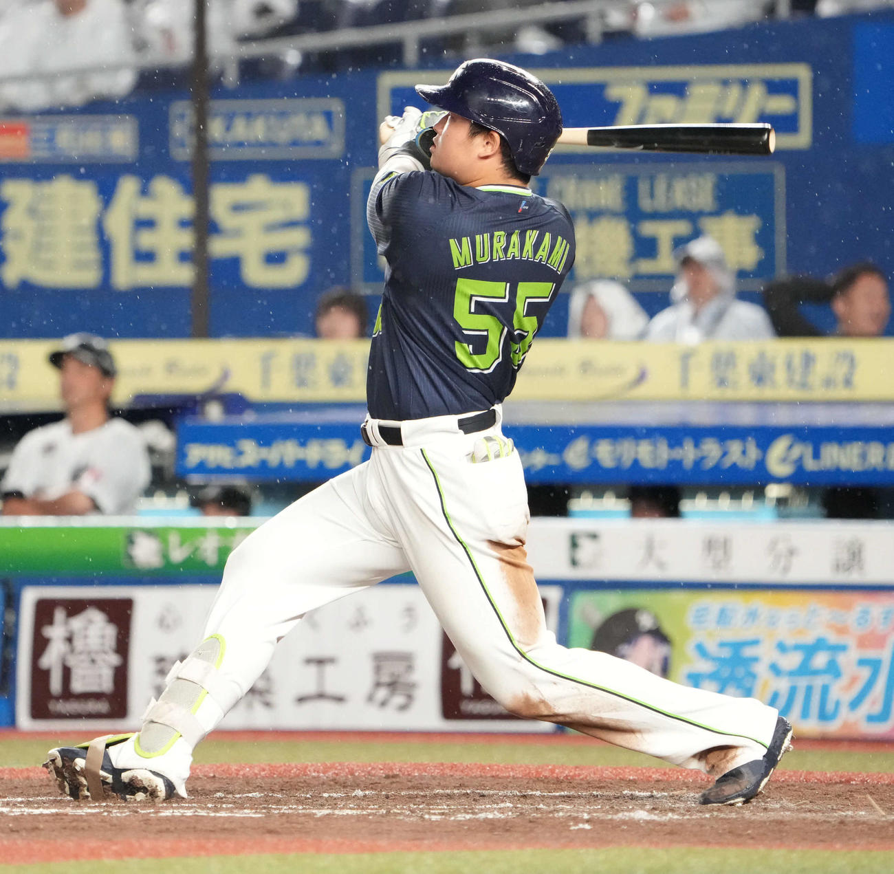 ロッテ対ヤクルト　9回表ヤクルト2死二塁、右越え2点本塁打を放つ村上（撮影・小沢裕）
