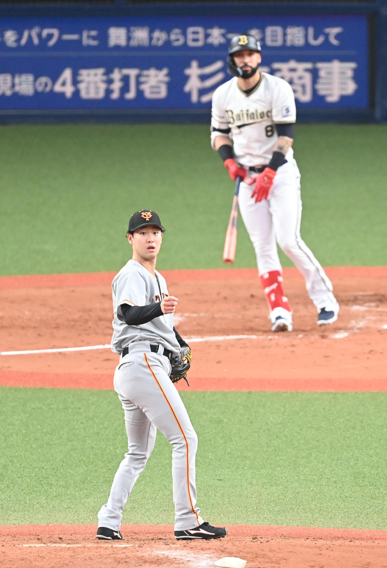 オリックス対巨人　4回裏オリックス2死一、三塁、ゴンザレスの打球が正面をつき驚く山崎伊（撮影・和賀正仁）