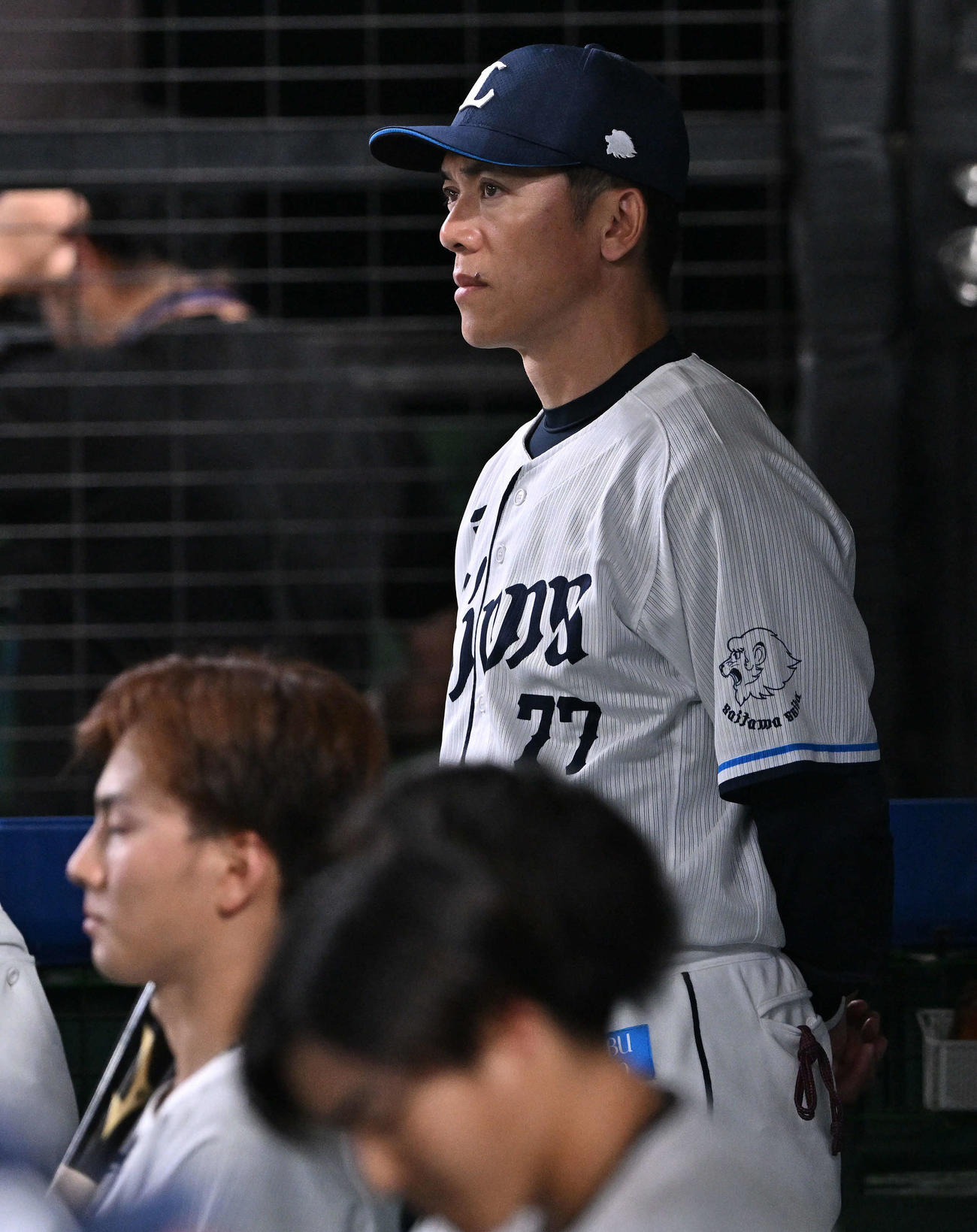 西武対中日　ベンチで厳しい表情の西武松井監督（後方）（撮影・滝沢徹郎）